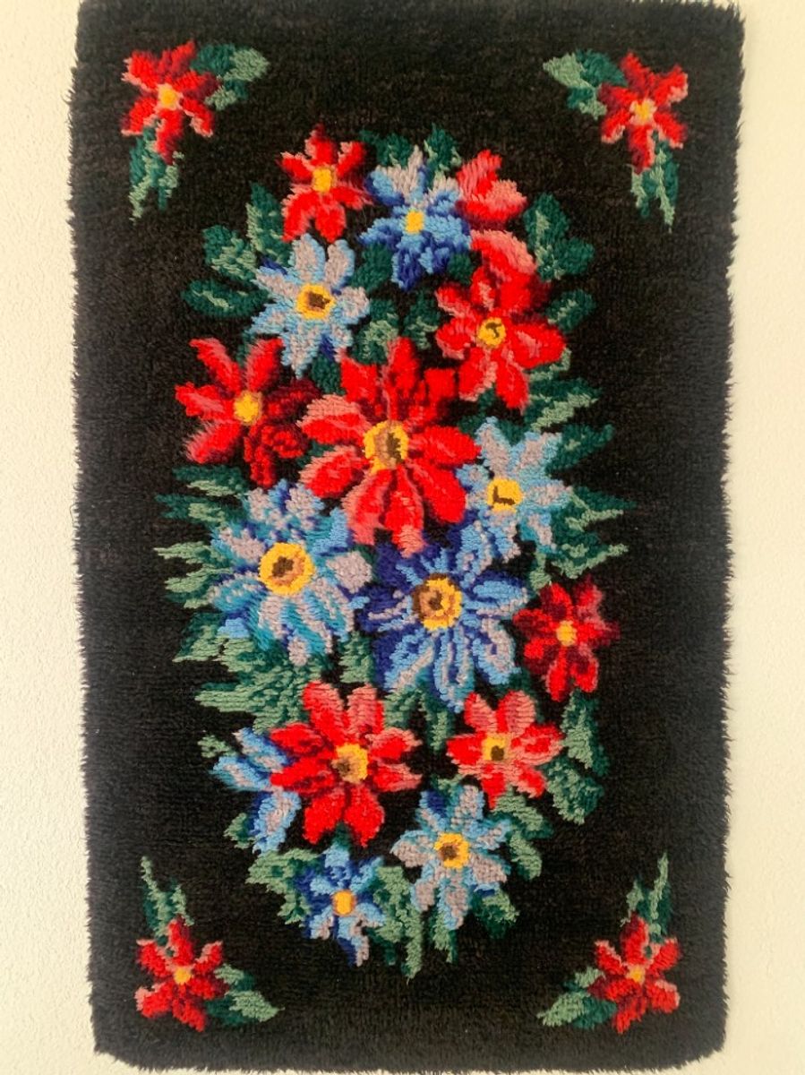 Prachtig Vintage Handgemaakt Wandkleed Met Bloemen In Sprekende Kleuren. image 5
