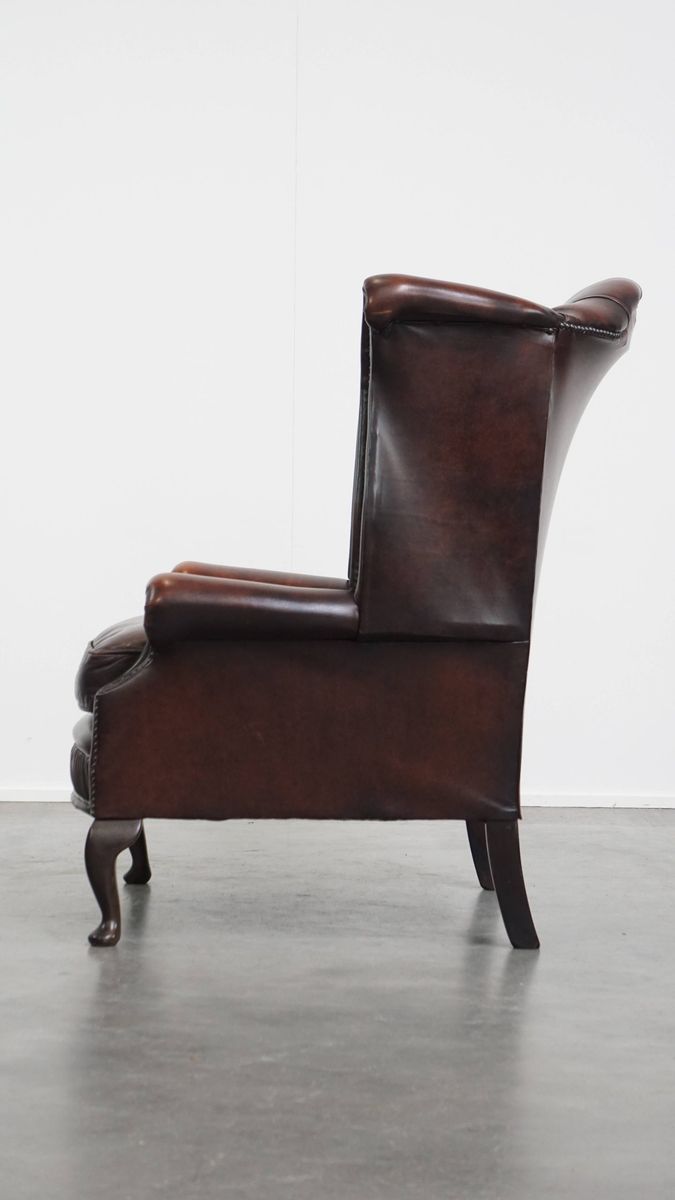 Luxe, Warm Gekleurde, Bruine Rundleren Chesterfield Oorfauteuil Met Unieke Details image 5