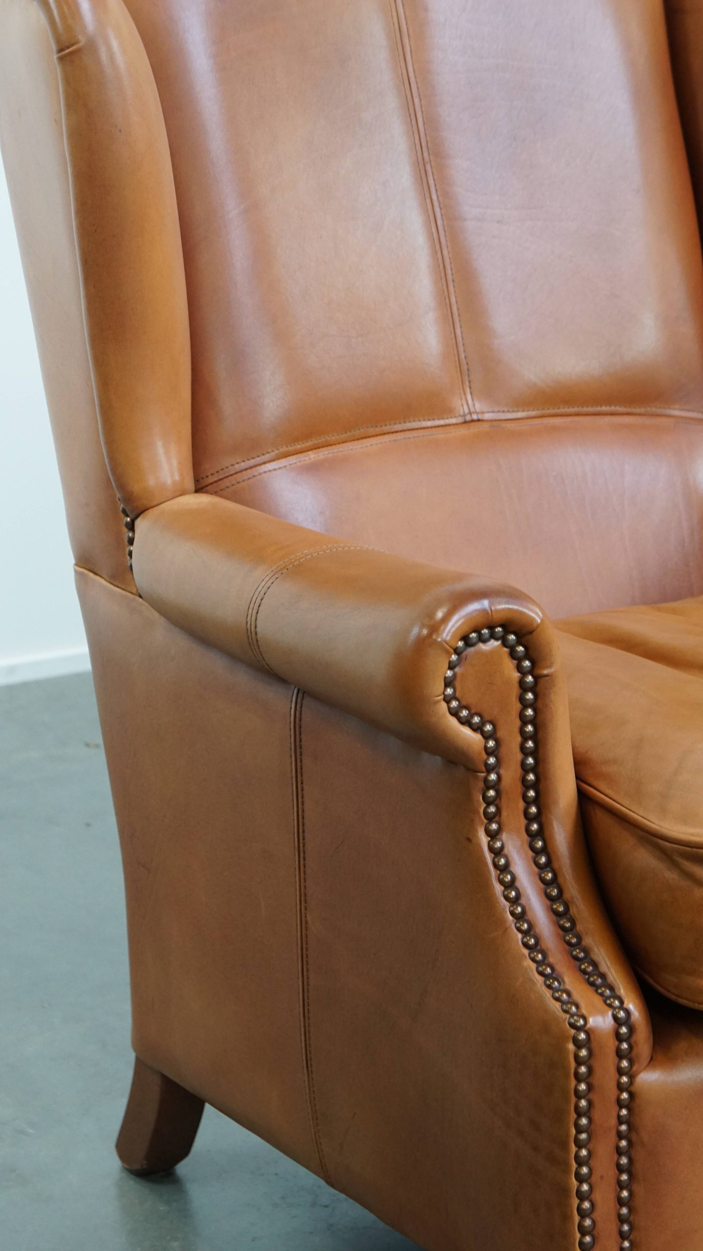 Klassieke En Unieke Set Van 2 Rundleren Oorfauteuils Afgewerkt Met Siernagels En Mooie Details image 16