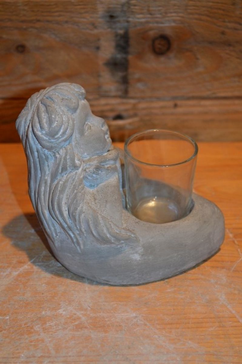 Betonnen Beeldje Van Meisje Met Glaasje Voor Waxinelichtje image 2