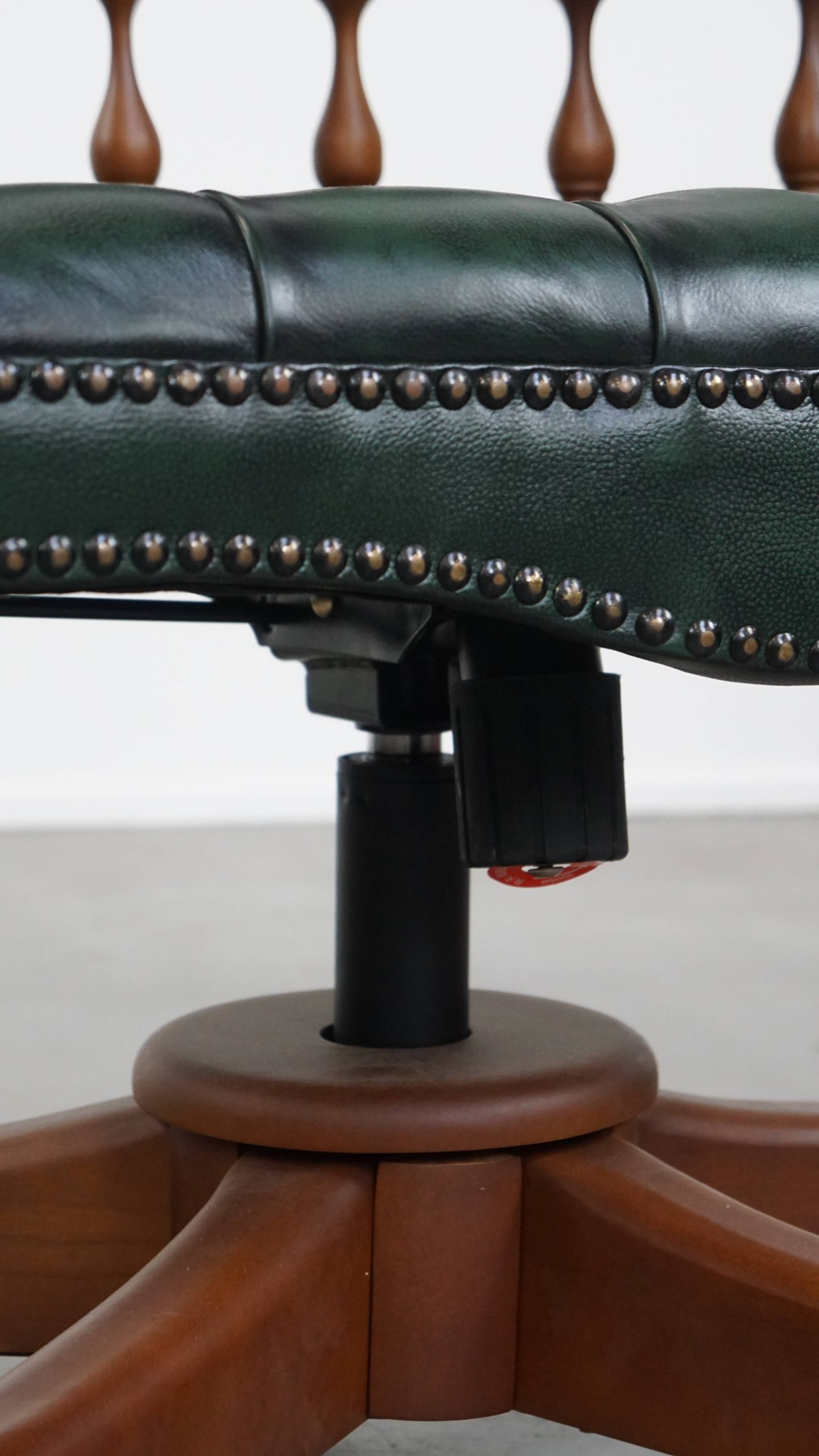 Stijlvolle Functionele Rundleren En Houten Donkergroene Chesterfield Bureaustoel Op Wieltjes image 15