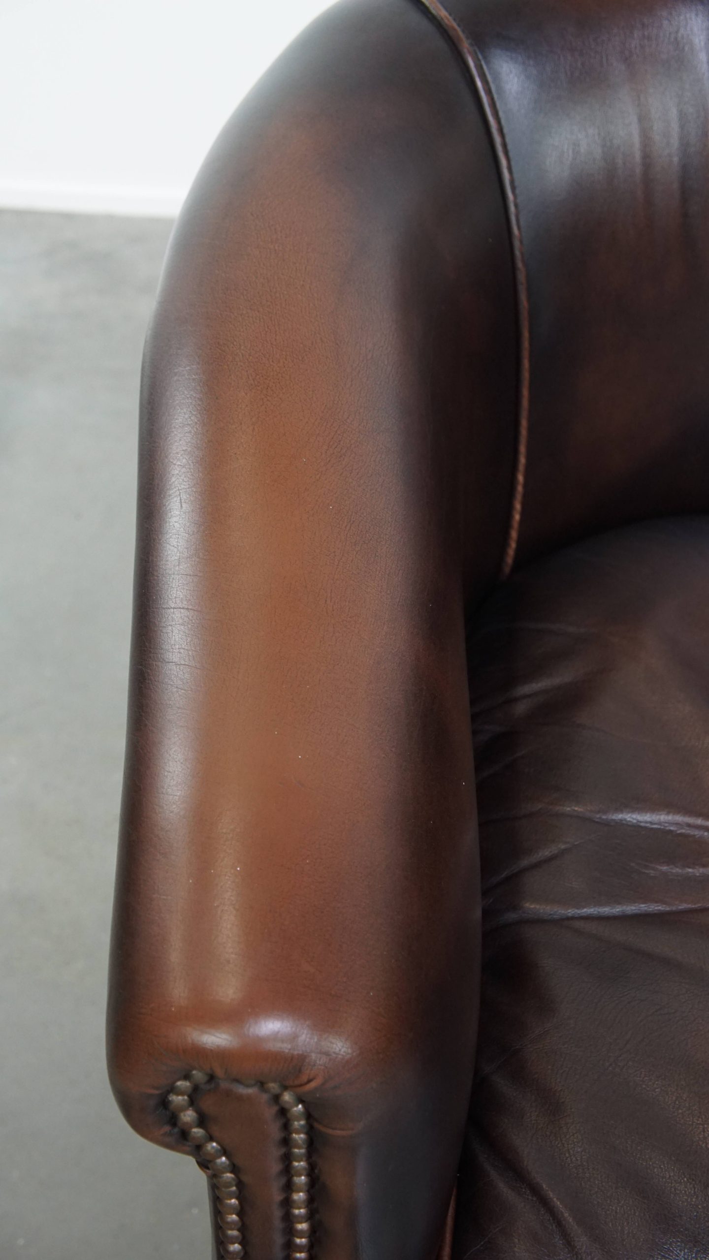 Elegante En Comfortabele Rundleren Clubfauteuil In Engelse Stijl In Een Mooie Donkere Kleur image 8