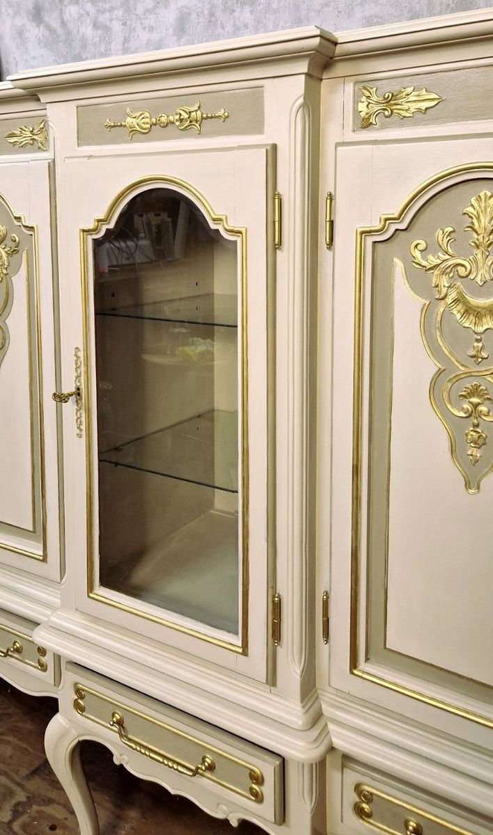Handbeschilderde Queen Anne Vitrinekast/ Unieke Kast In Creme En Goud image 4