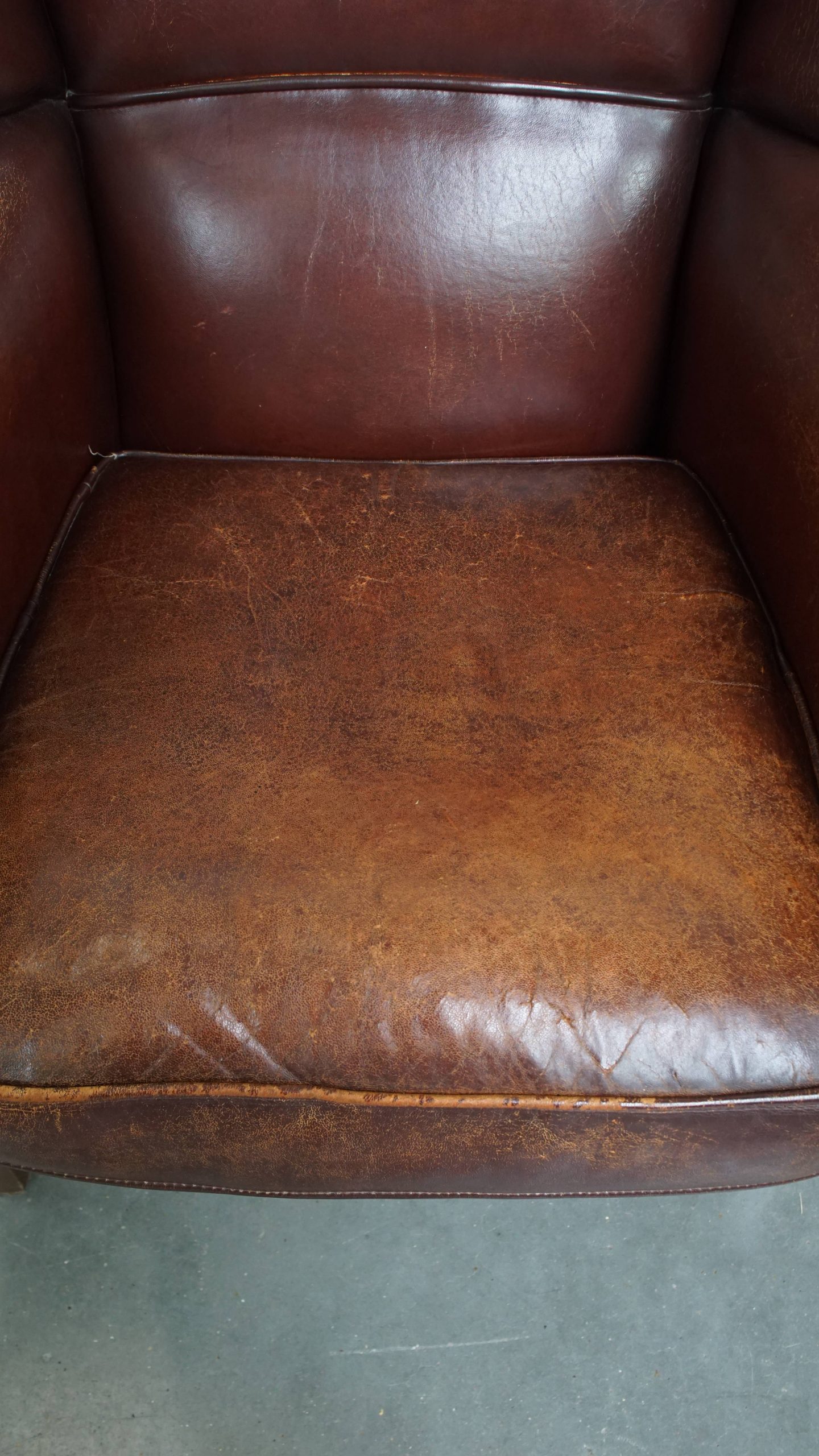 Karaktervolle Schapenleren Oorfauteuil Met Een Donkere Warme Kleurstelling En Een Prachtig Patina image 7