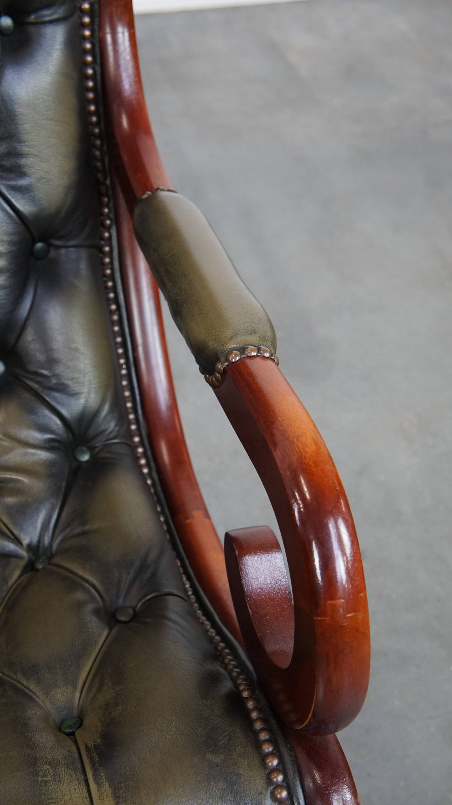 Tijdloze En Klassieke Groene Engelse Stijl Rundleren Chesterfield Fauteuil Met Hout image 12