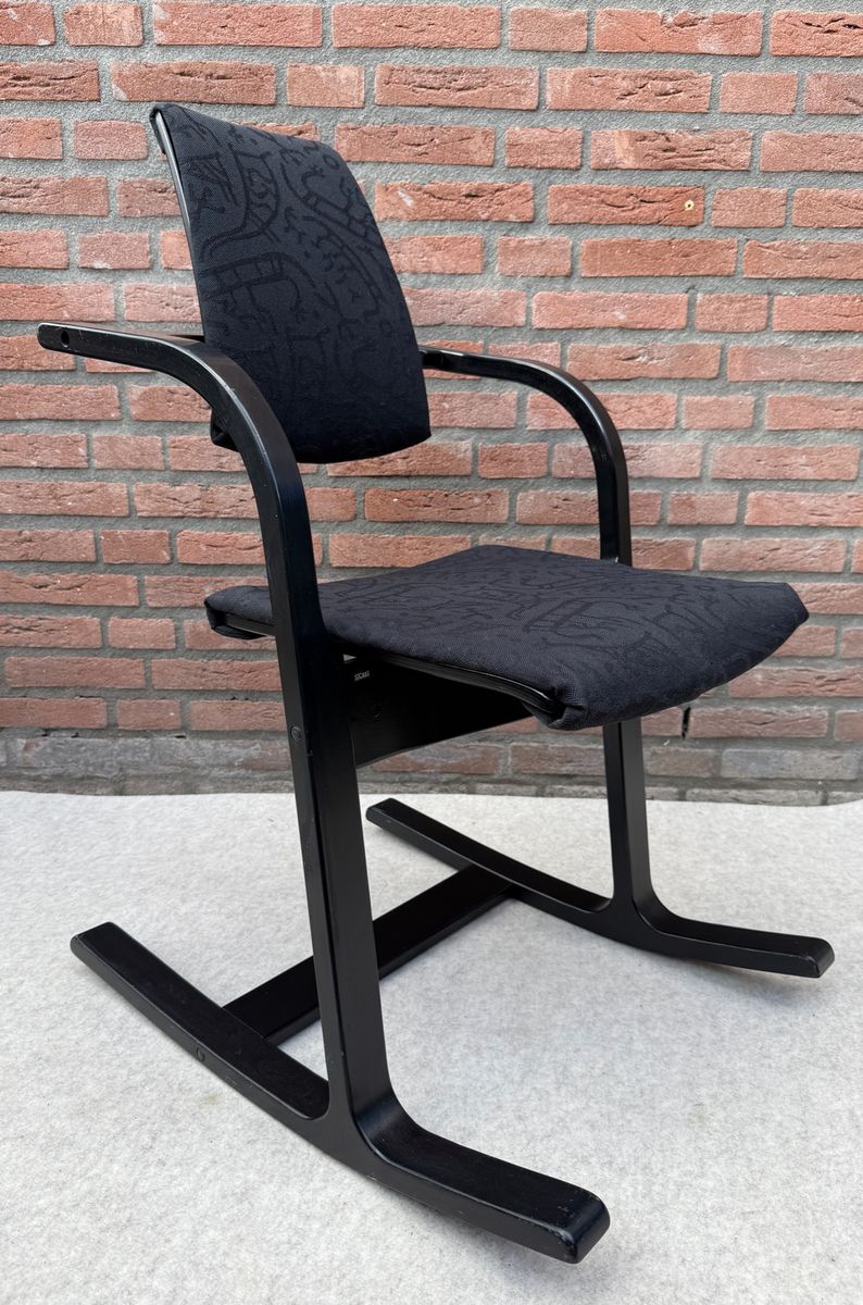 Stokke Peter Opsvik Actulum Ergonomisch Gevormde Schommelstoel - Zwarte Bekleding En Houten Frame image 15