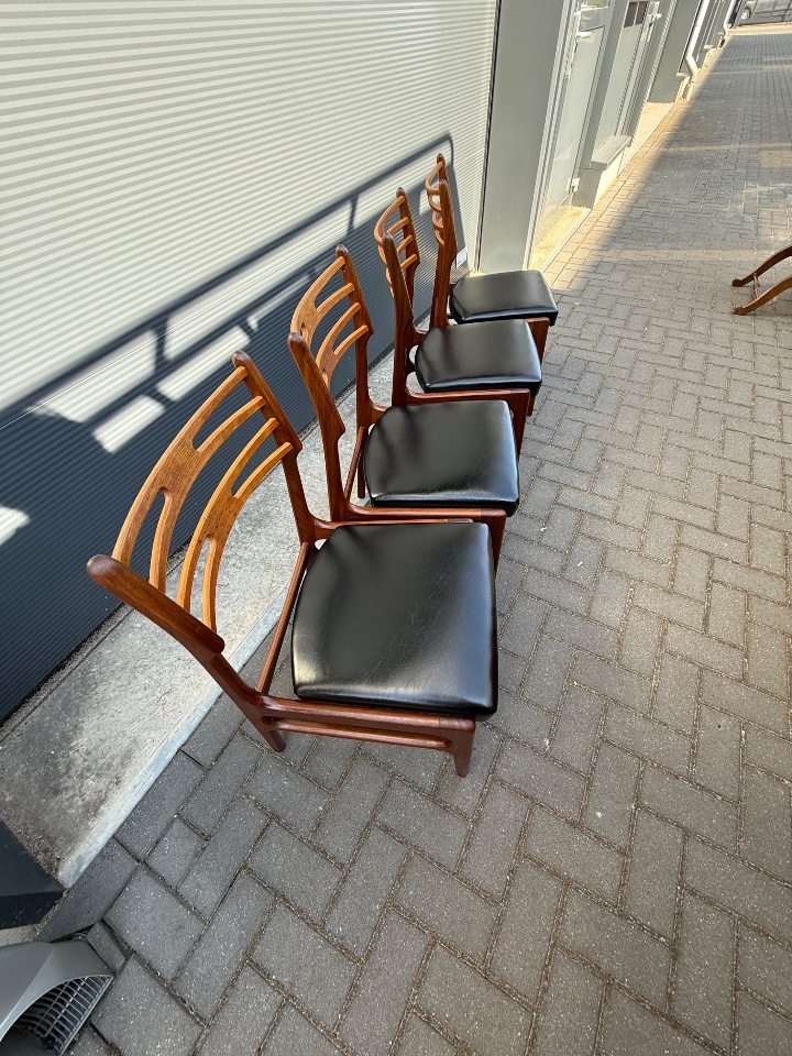 Set Van 4 Johannes Andersen Eetkamerstoelen image 17