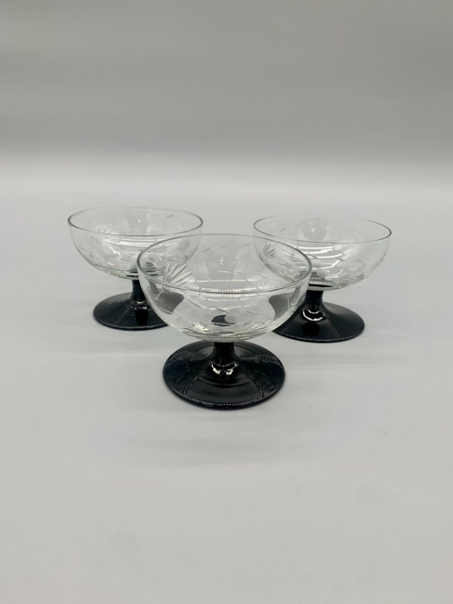 Set Vintage Gegraveerde Coupe Glaasjes Zwarte Voet 3 Stuks image 3
