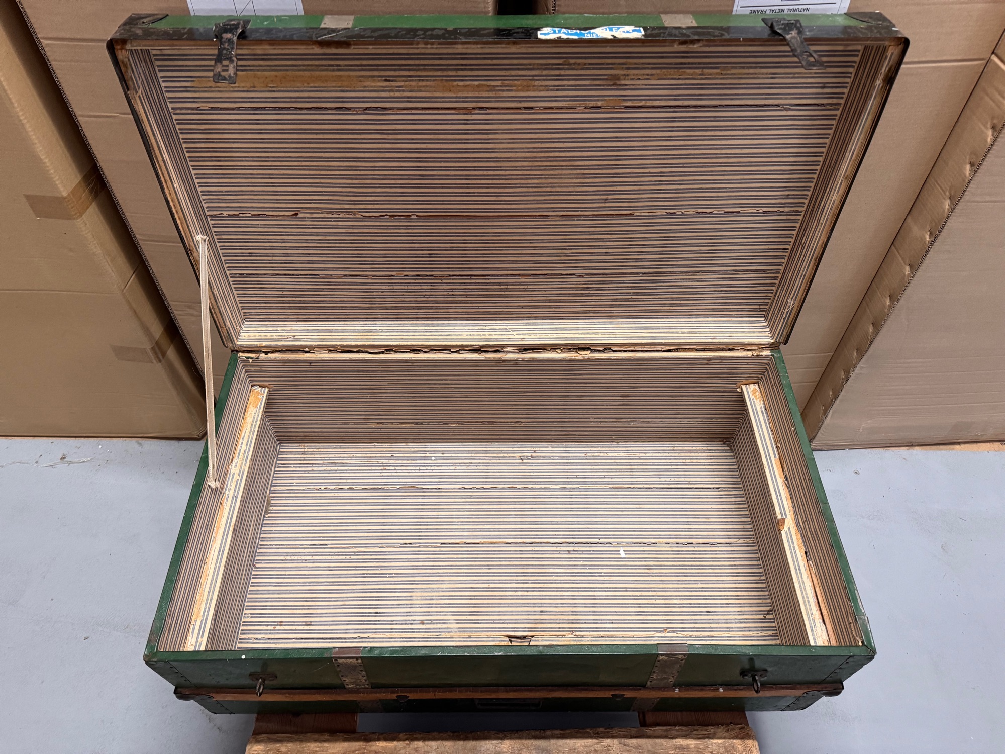 Hutkoffer, Kist, Groen Met Houten Latjes image 13