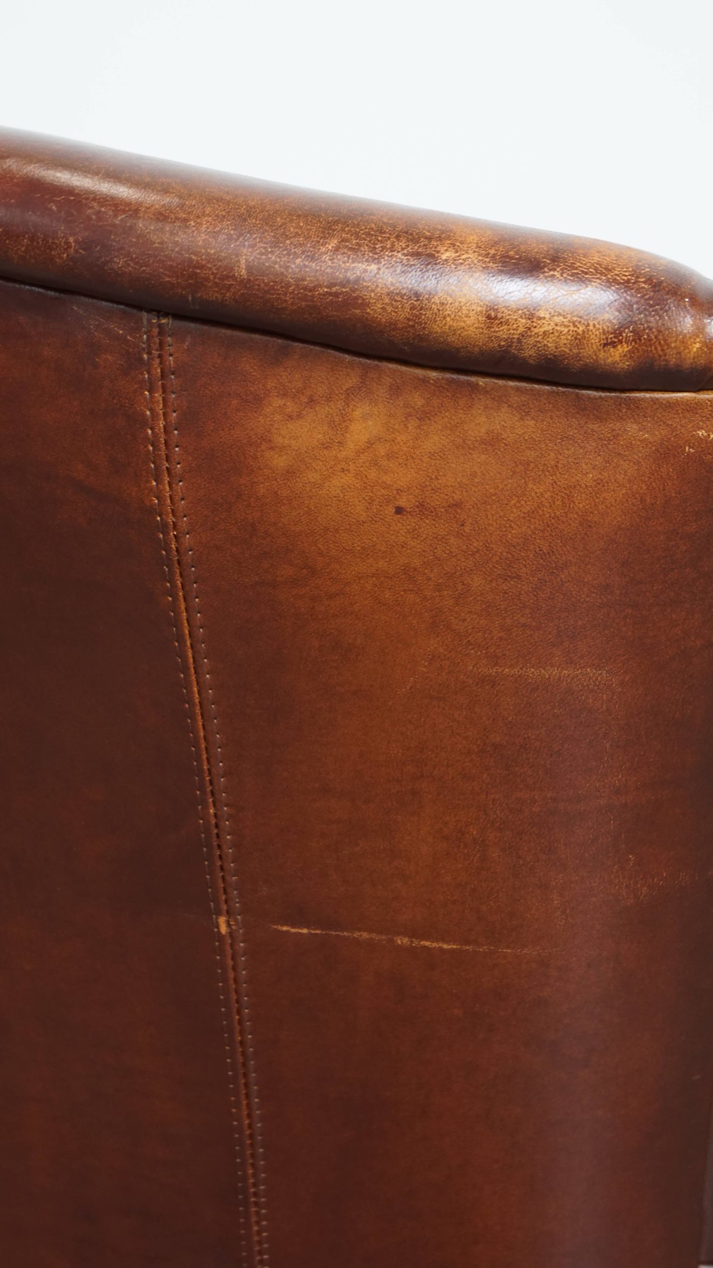 Karaktervolle Schapenleren Oorfauteuil Met Een Donkere Warme Kleurstelling En Een Prachtig Patina image 19