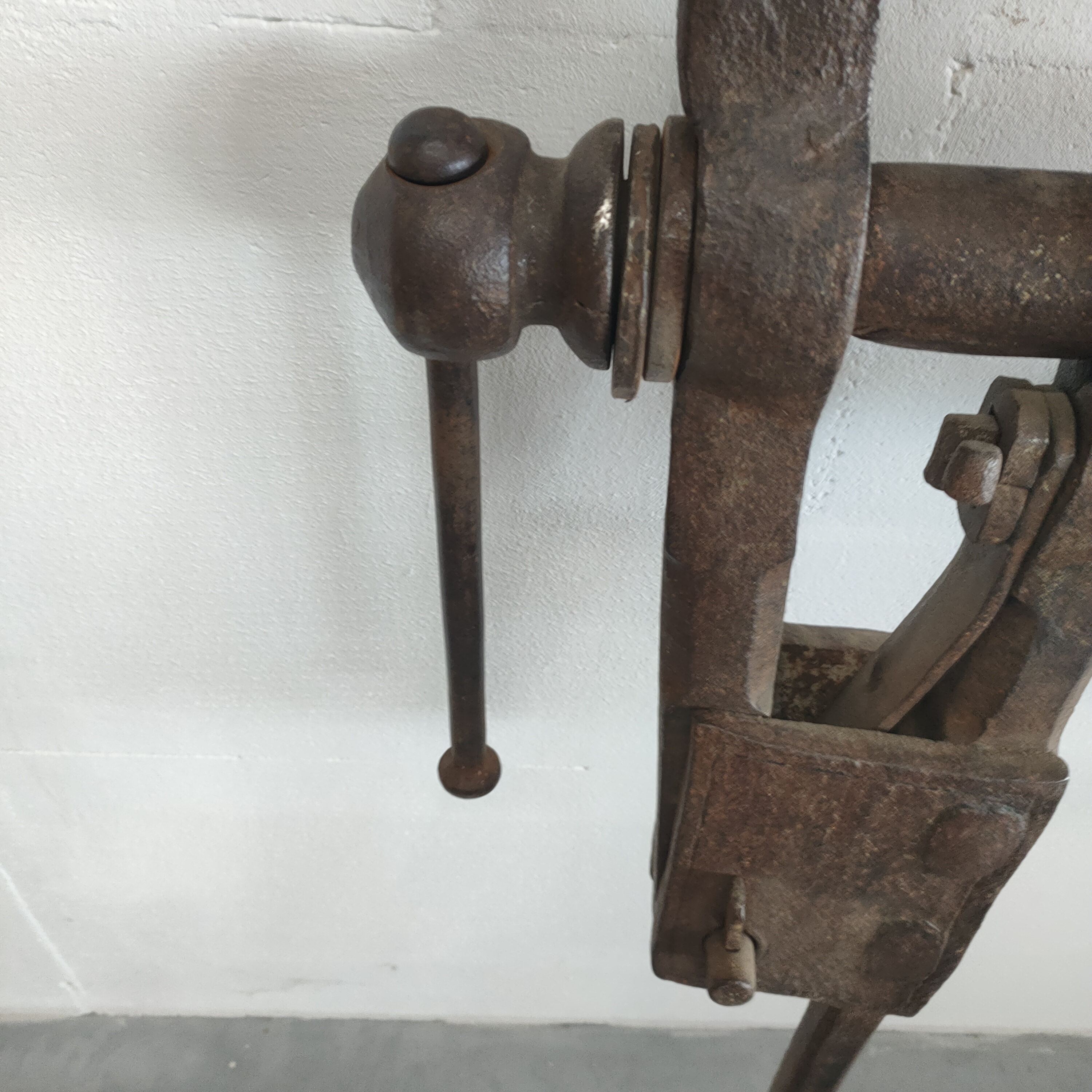 Antieke Bankschroef Met Lange Staart. image 5