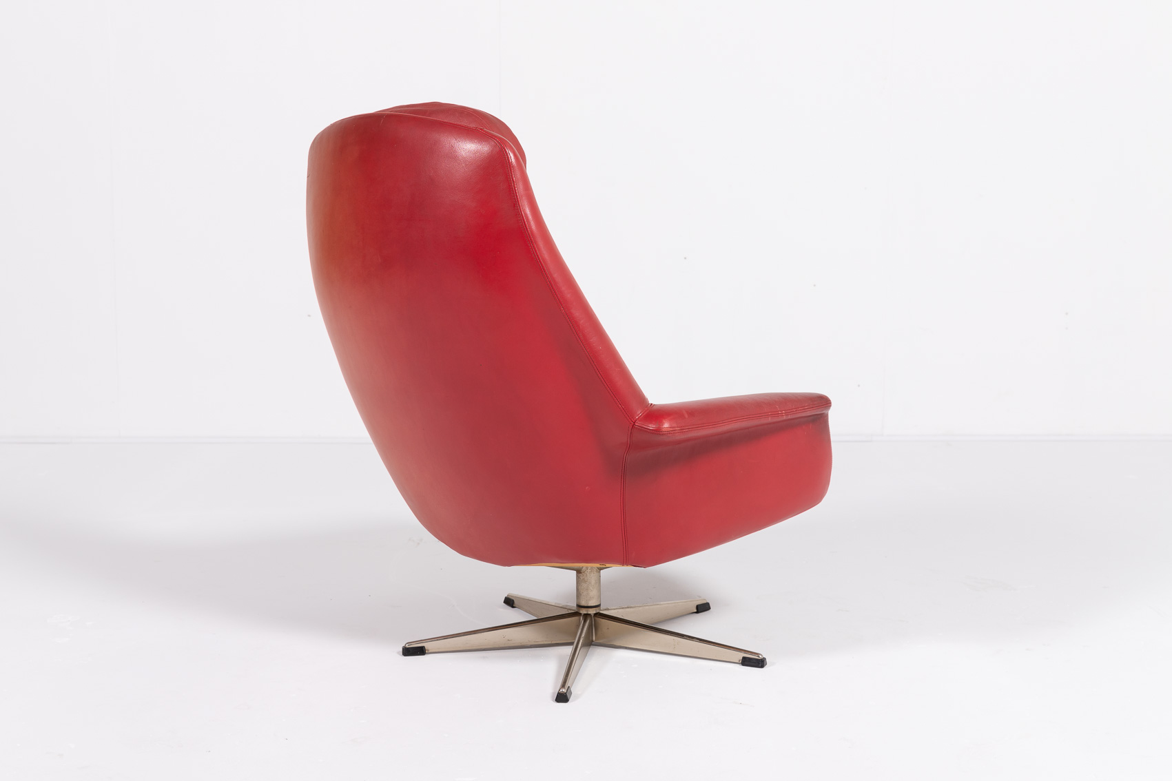 Vintage Swivel Lounge Chair By Henry W. Klein For Bramin image 8