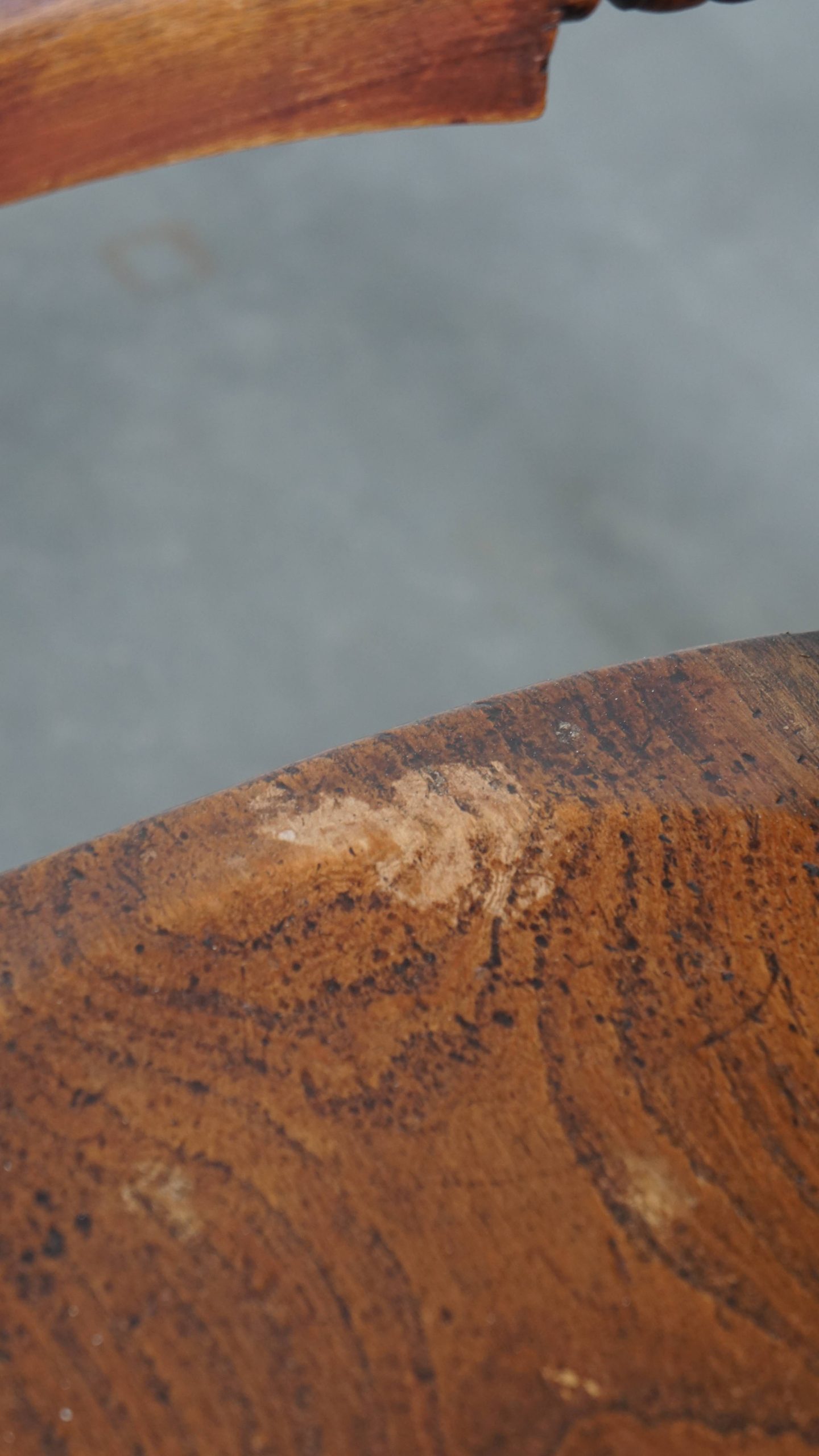 Elegante Set Van 2 Antieke Engelse Stoeltjes Met Mooi Houtwerk En Warme Kleuren image 11