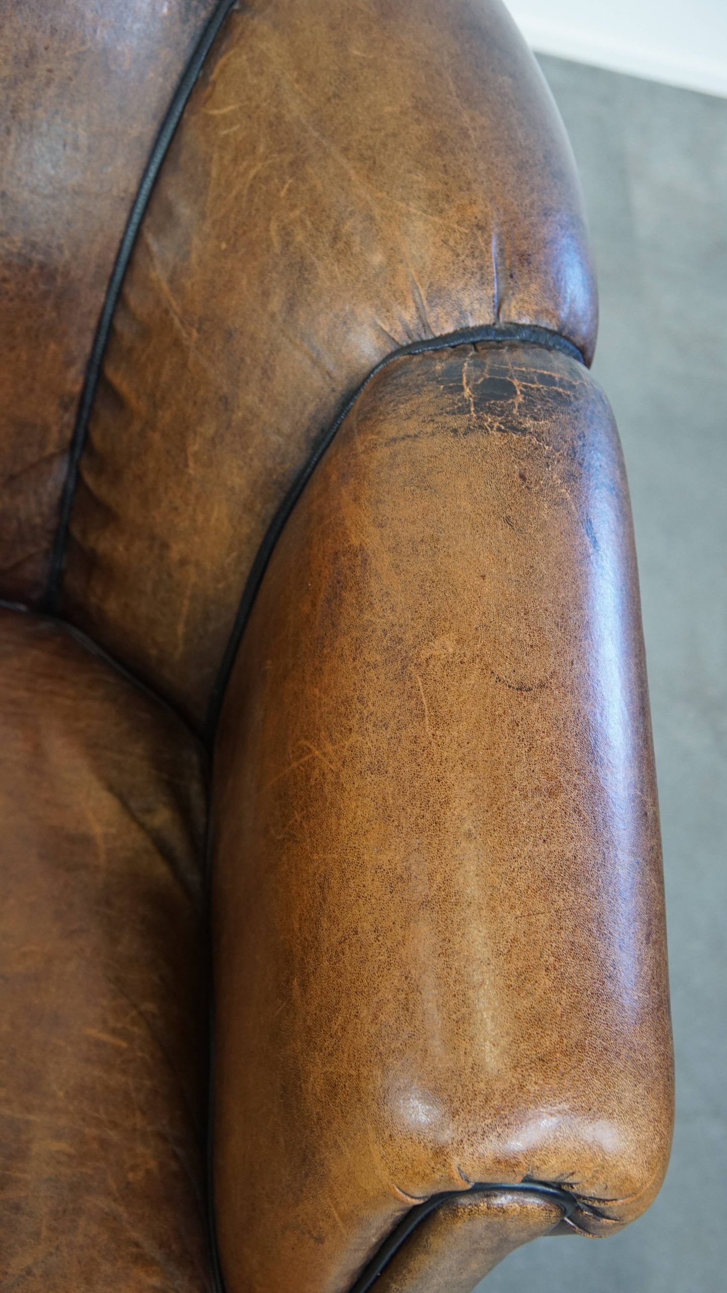 Comfortabele Vintage Schapenleren Clubfauteuil Met Een Bijzonder, Karakteristiek Voorkomen image 4