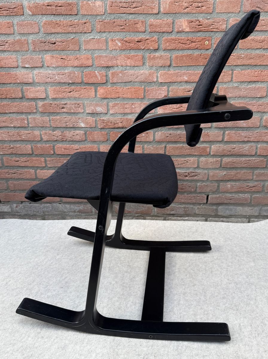Stokke Peter Opsvik Actulum Ergonomisch Gevormde Schommelstoel - Zwarte Bekleding En Houten Frame image 10