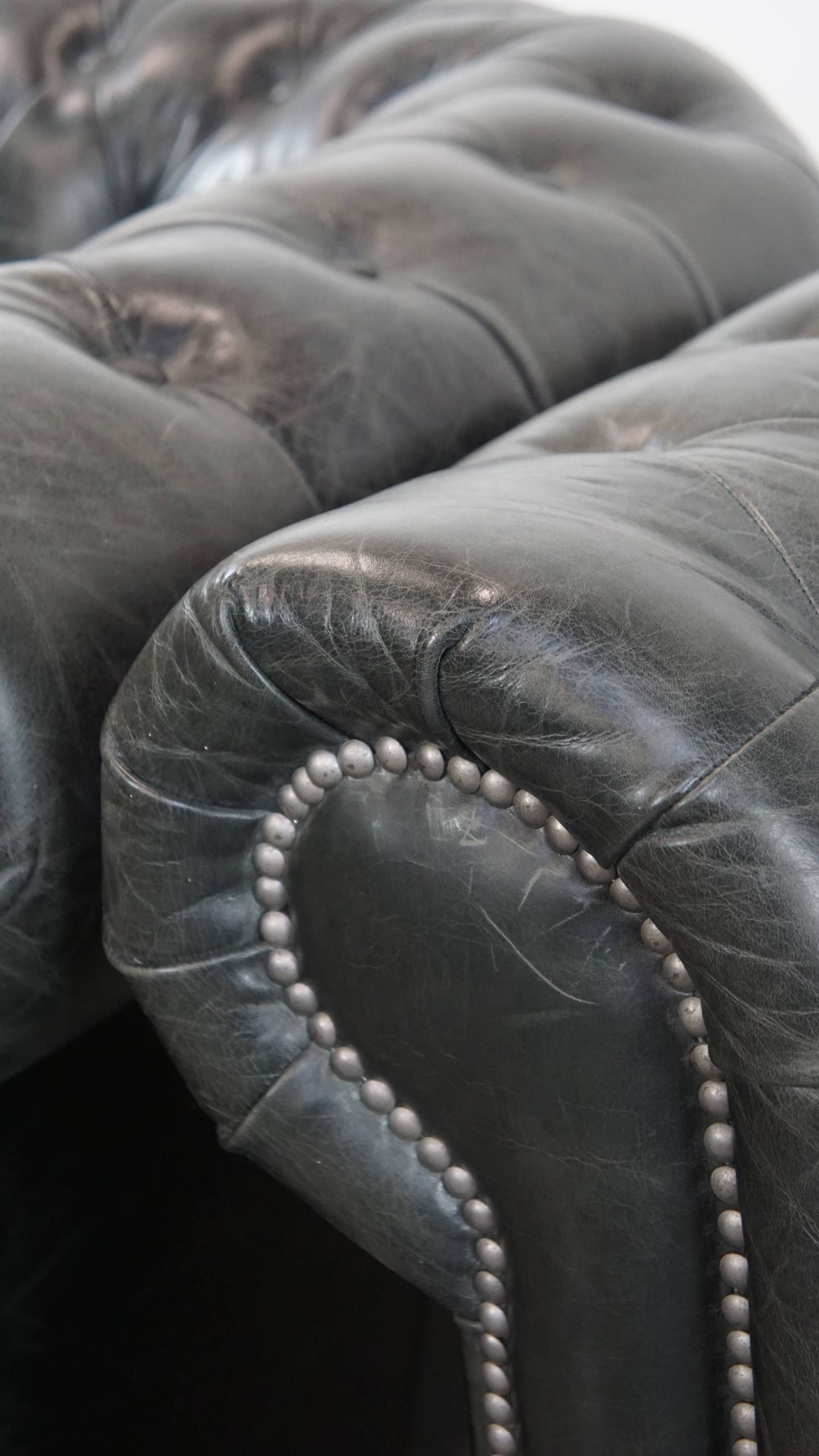 Tijdloze En Klassieke Set Ruime Zwarte Chesterfield Fauteuils Van Karaktervol Generfd Rundleer image 15