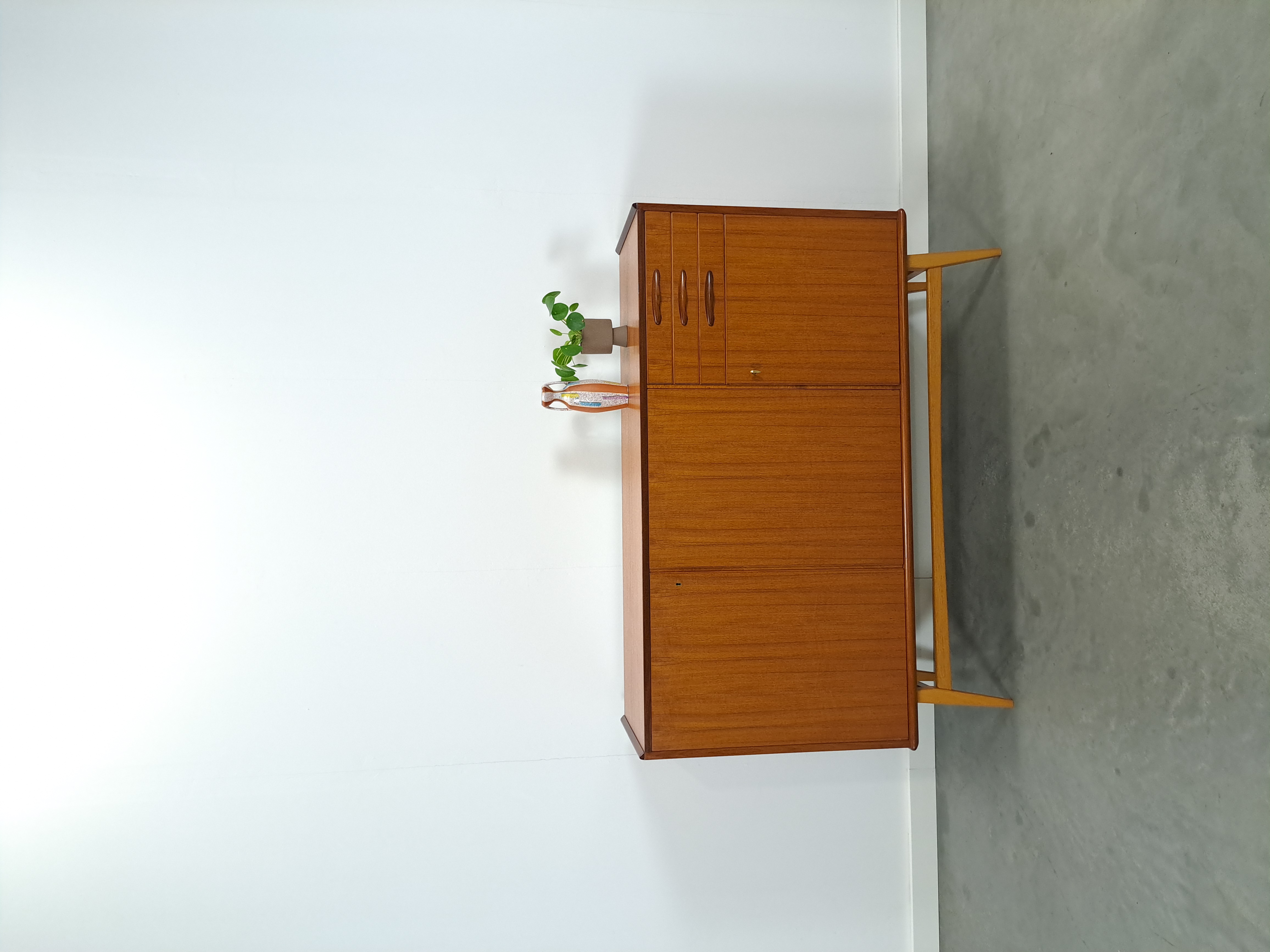 Teak Kast Met Schuine Poten En Lades Uit Zweden image 2