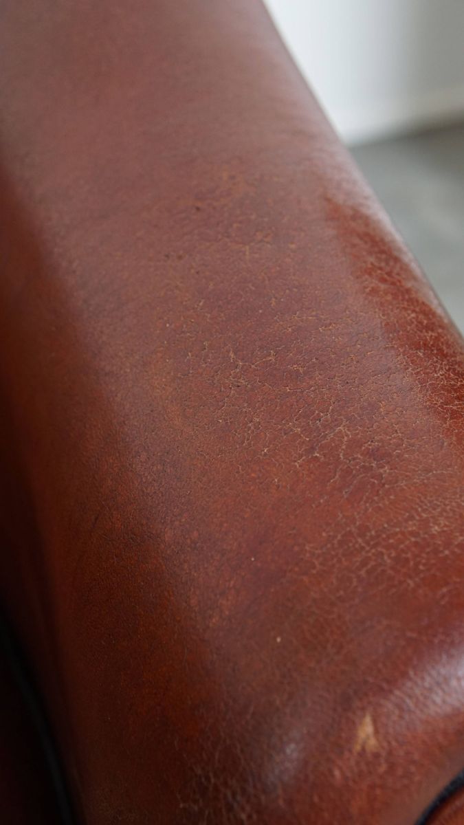 Mooie Tijdloze Schapenleren Clubfauteuil In Een Warme Diepe Kleur En Afgewerkt Met Zwarte Biezen image 13