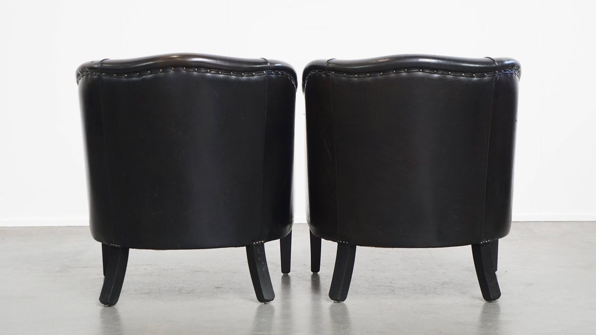 Unieke Set Van 2 Subtiele Zwart/ Grijze Schapenleren Clubfauteuils Met Een Mooi Patina image 3