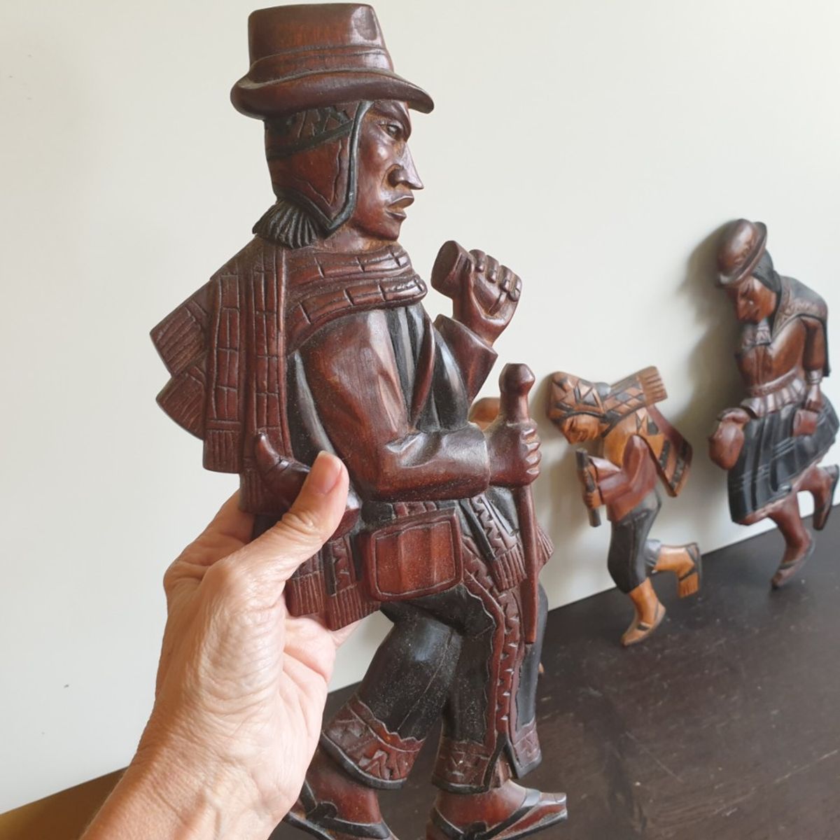 Peruaans Gezin Vintage Houtsnijwerk Muurhangers image 3