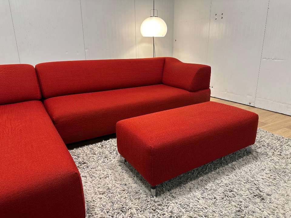 Leolux Faya Lobi Hoekbank + Hocker (rood) – Np: €8.000 image 2