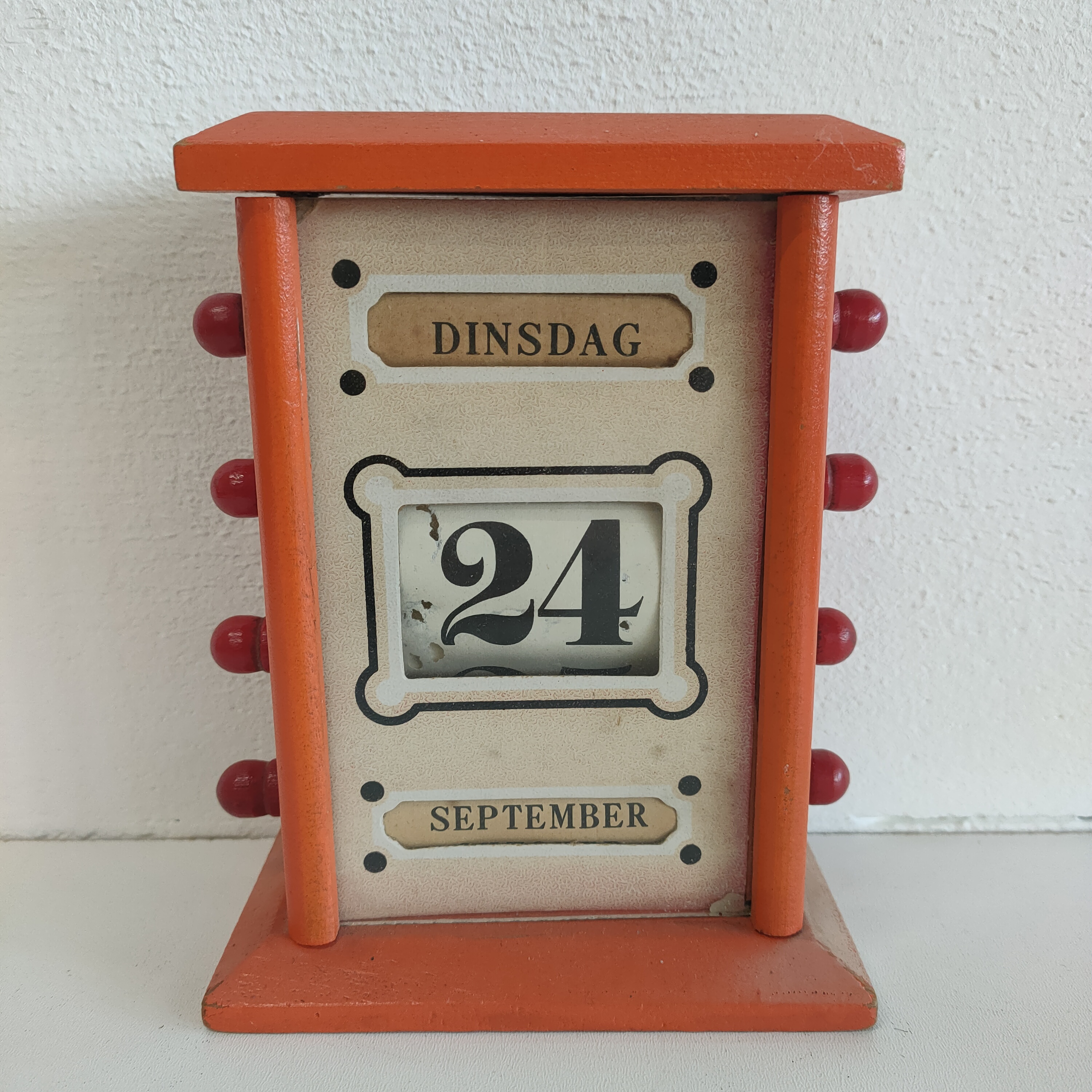 Eeuwigdurende Houten Tafel Kalender Oranje image 2