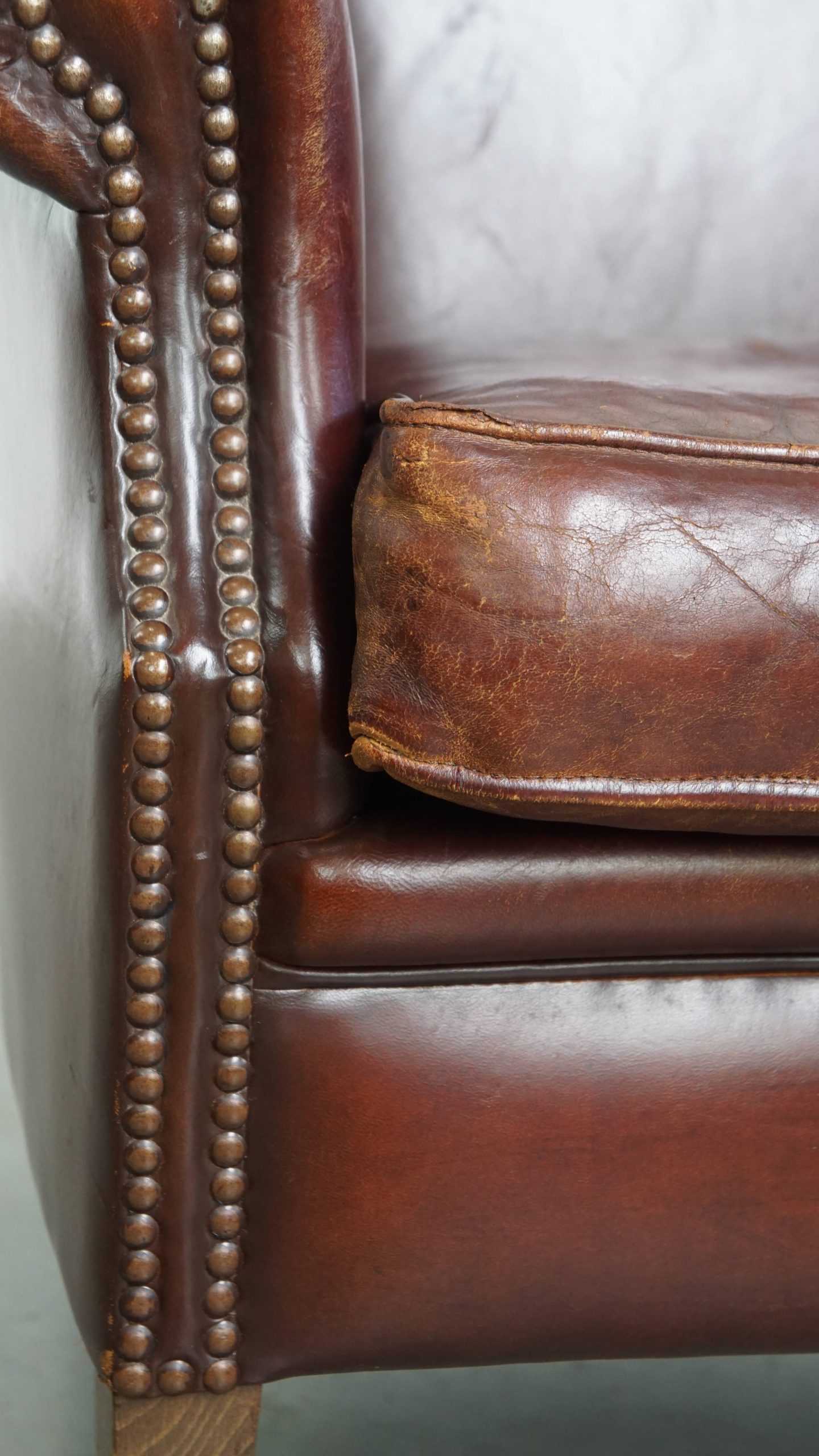 Vintage Karaktervolle Fauteuil Gemaakt Van Schapenleer Met Een Prachtige Warme Kleurstelling image 12