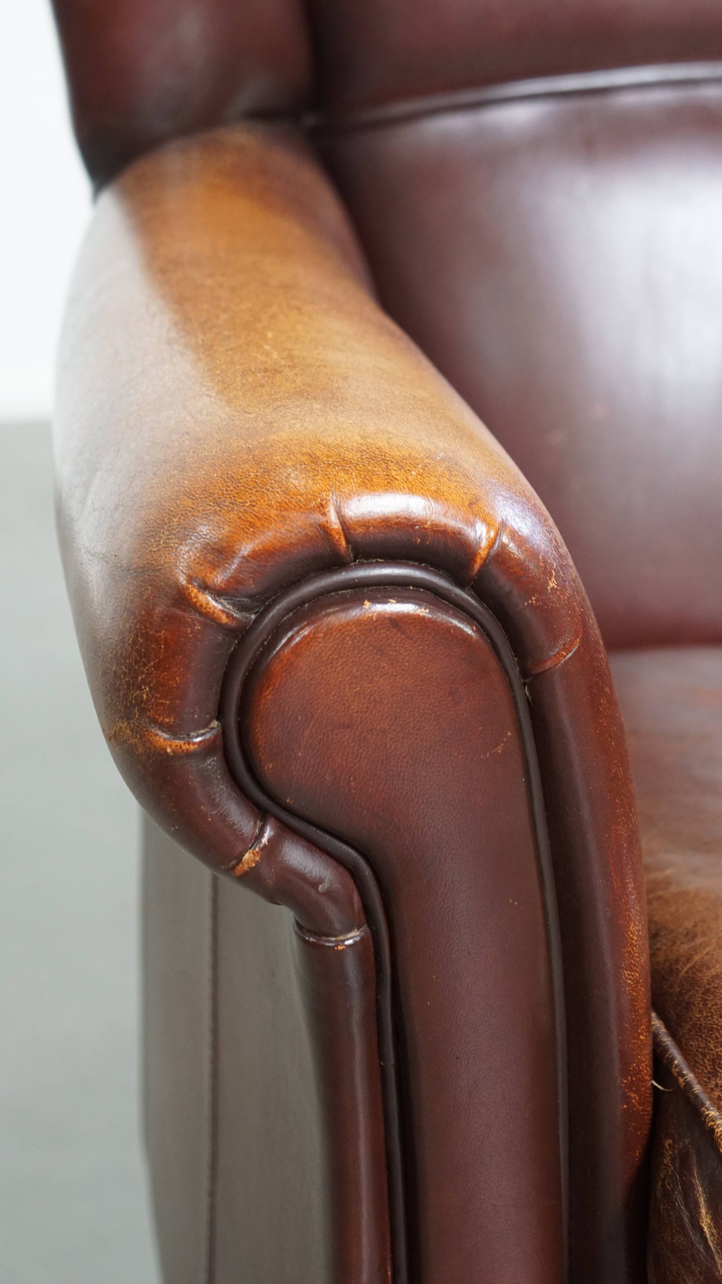 Karaktervolle Schapenleren Oorfauteuil Met Een Donkere Warme Kleurstelling En Een Prachtig Patina image 11