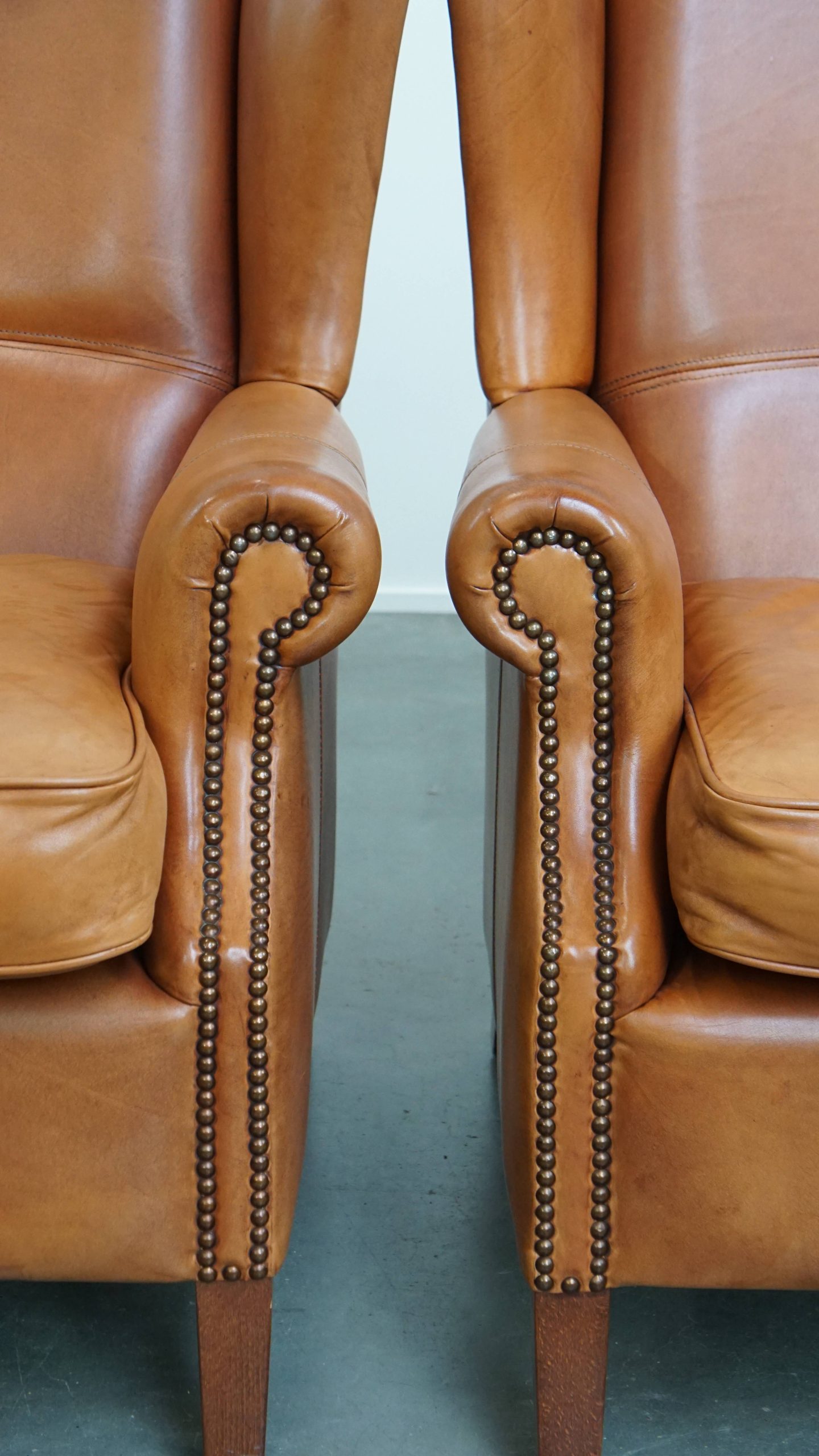 Klassieke En Unieke Set Van 2 Rundleren Oorfauteuils Afgewerkt Met Siernagels En Mooie Details image 11