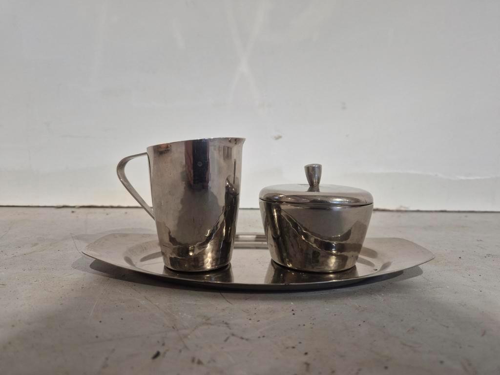 Gehamerd Melk En Suiker Setje Op Dienblad image 2