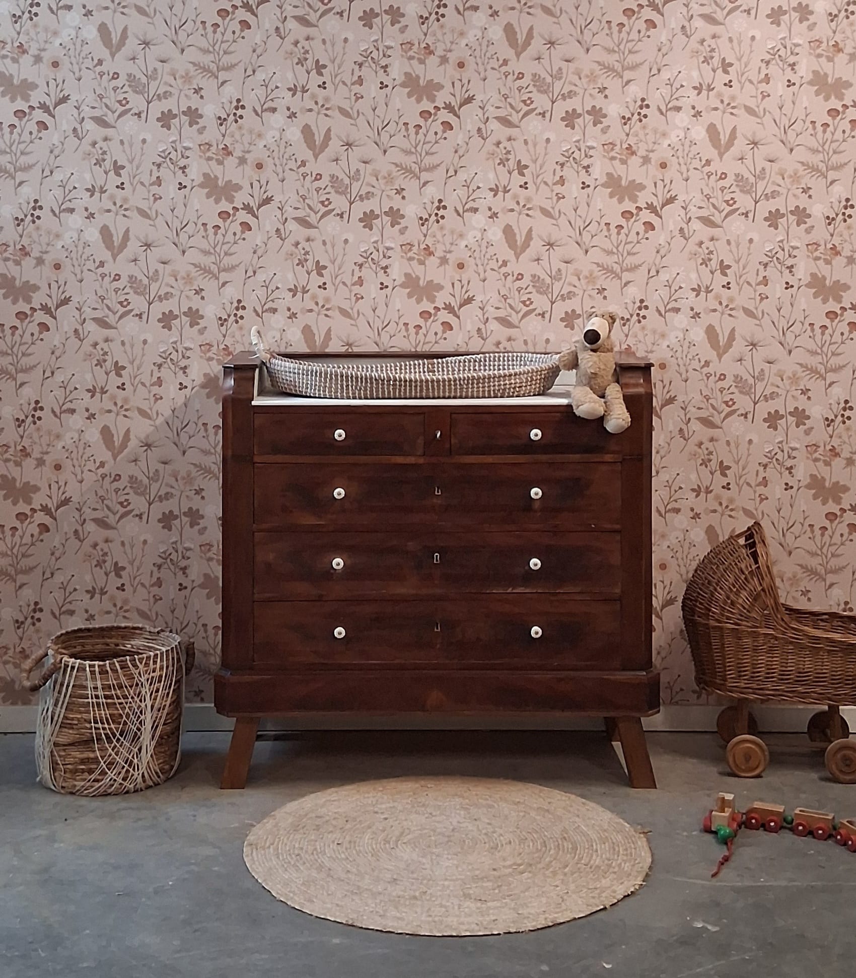 Franse Vintage Commode Met Lades Wit Marmeren Blad image 10