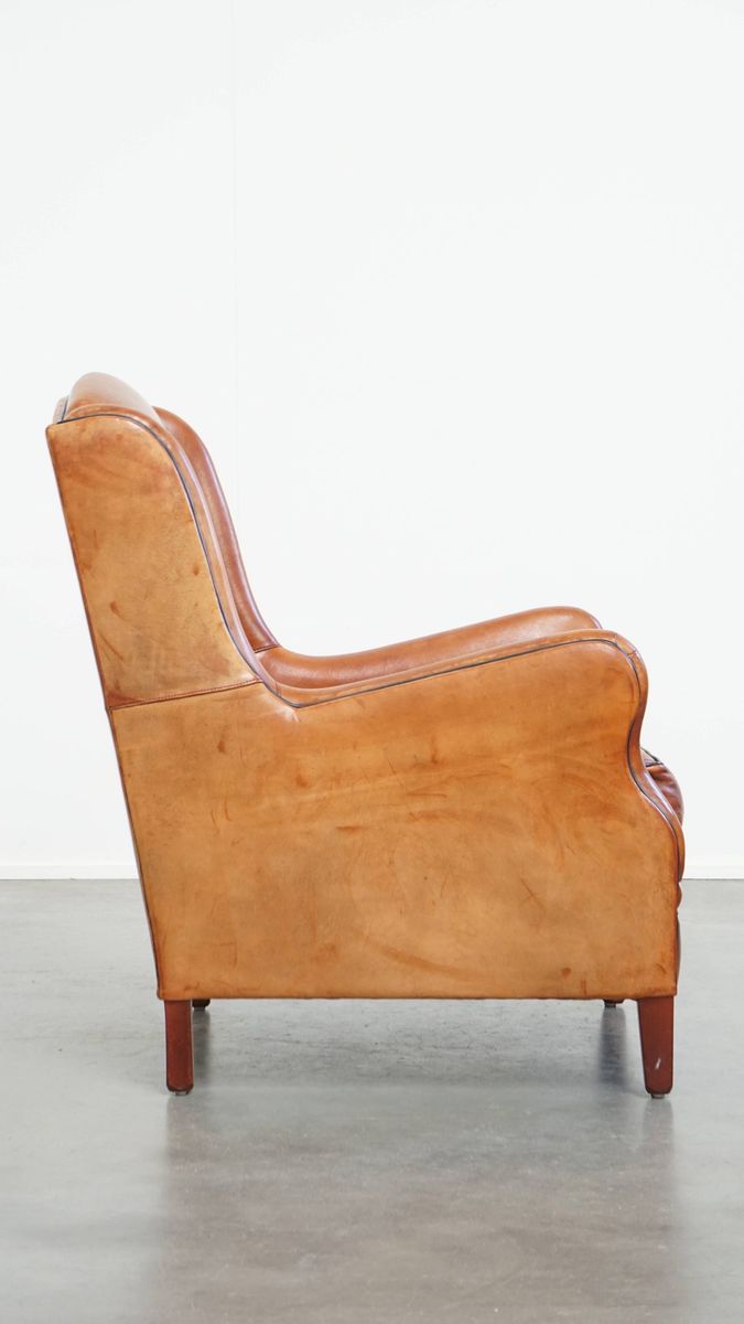 Luxe En Comfortabele Schapenleren Armchair Met Hoge Rug, Zwarte Biezen En Een Tijdloos Design image 3