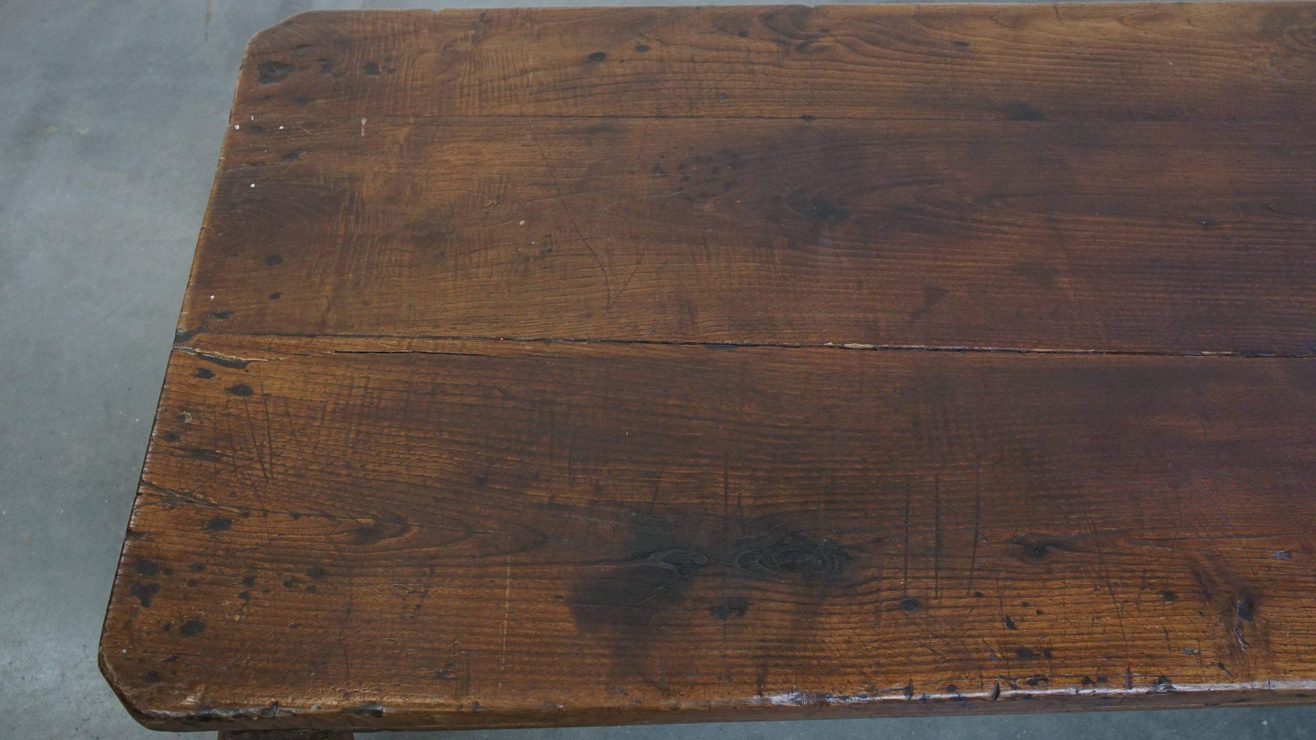 Charmante Antieke Salontafel Met Een Lade En Prachtige Details image 13