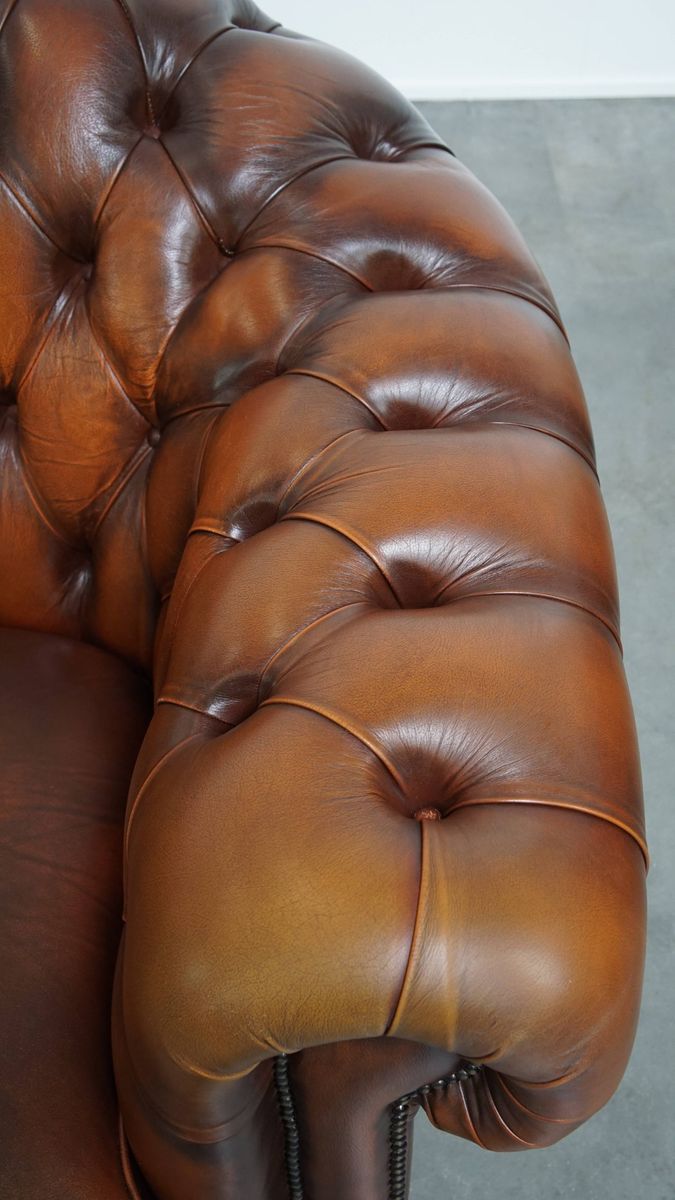 Mooie En Complete Set Van Een 2,5 Zits En 2 Zits Bruine Engelse Rundleren Chesterfield Bank image 25