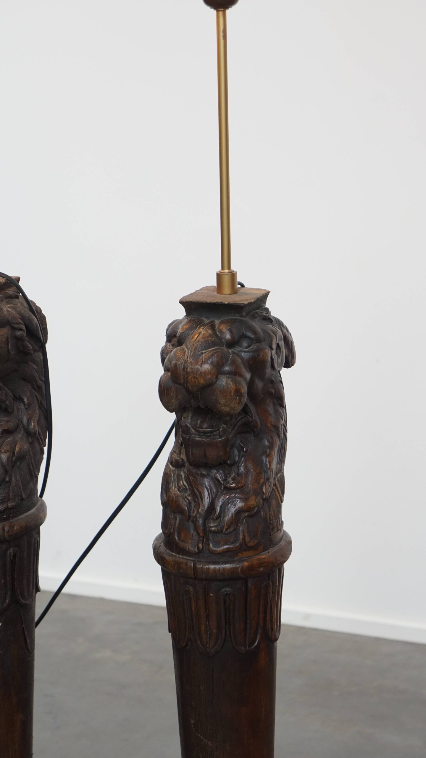 Set Van 2 Prachtige Unieke Handgesneden Antieke Houten Staande Lampen Met Leeuwenkoppen image 5