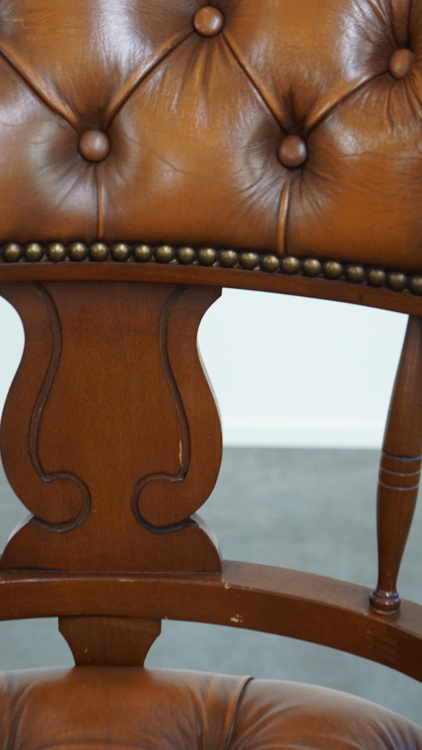 Klassieke Rundleren En Houten Chesterfield Bureaustoel In Engelse Stijl, Afgewerkt Met Siernagels image 13
