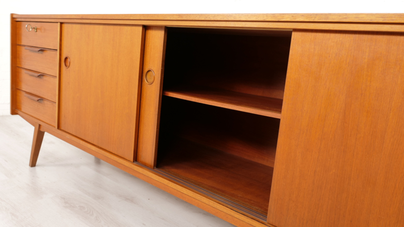 Bekijk Vintage Sideboard Met Schuifdeuren op Bekijk Vintage Sideboard Met Schuifdeuren op