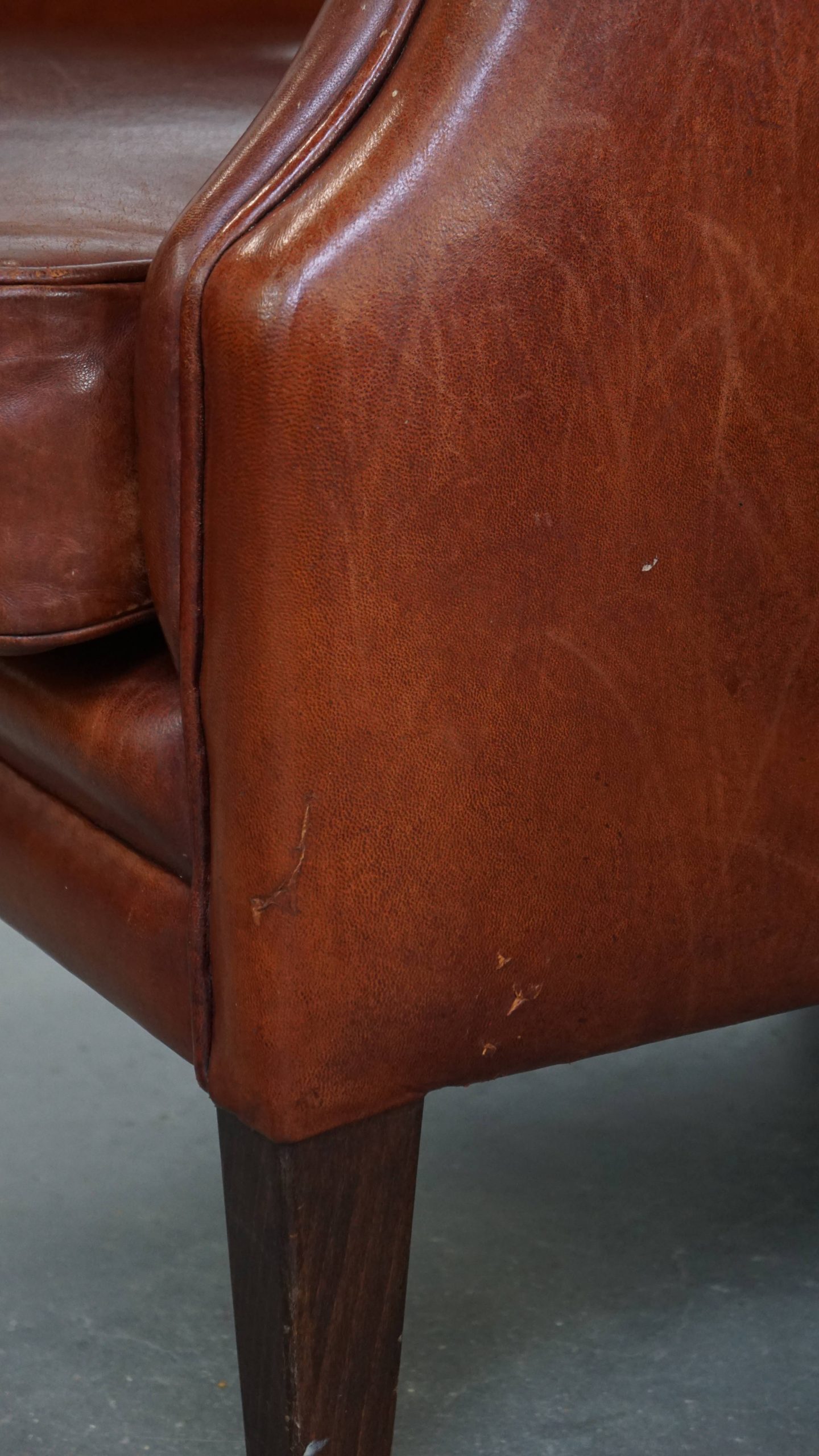 Comfortabele En Karaktervolle Set Van 2 Schapenleren Chesterfield Fauteuils Met Hocker image 17