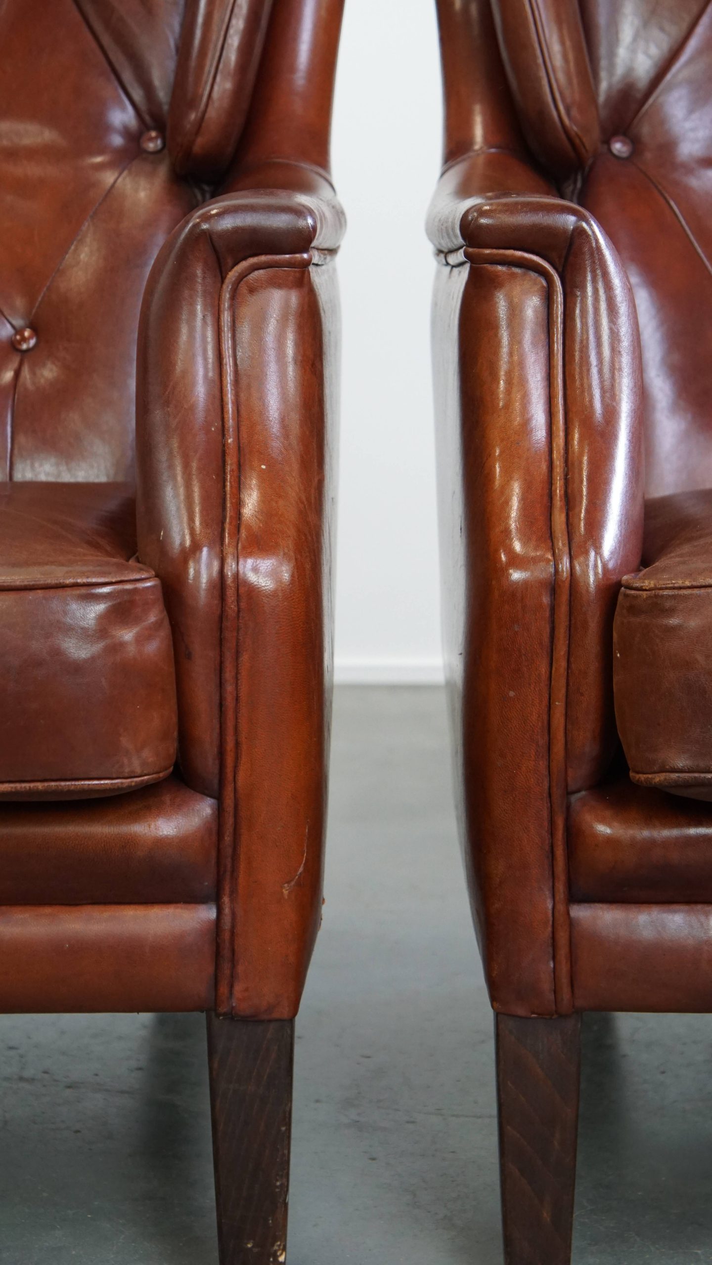 Comfortabele En Karaktervolle Set Van 2 Schapenleren Chesterfield Fauteuils Met Hocker image 12