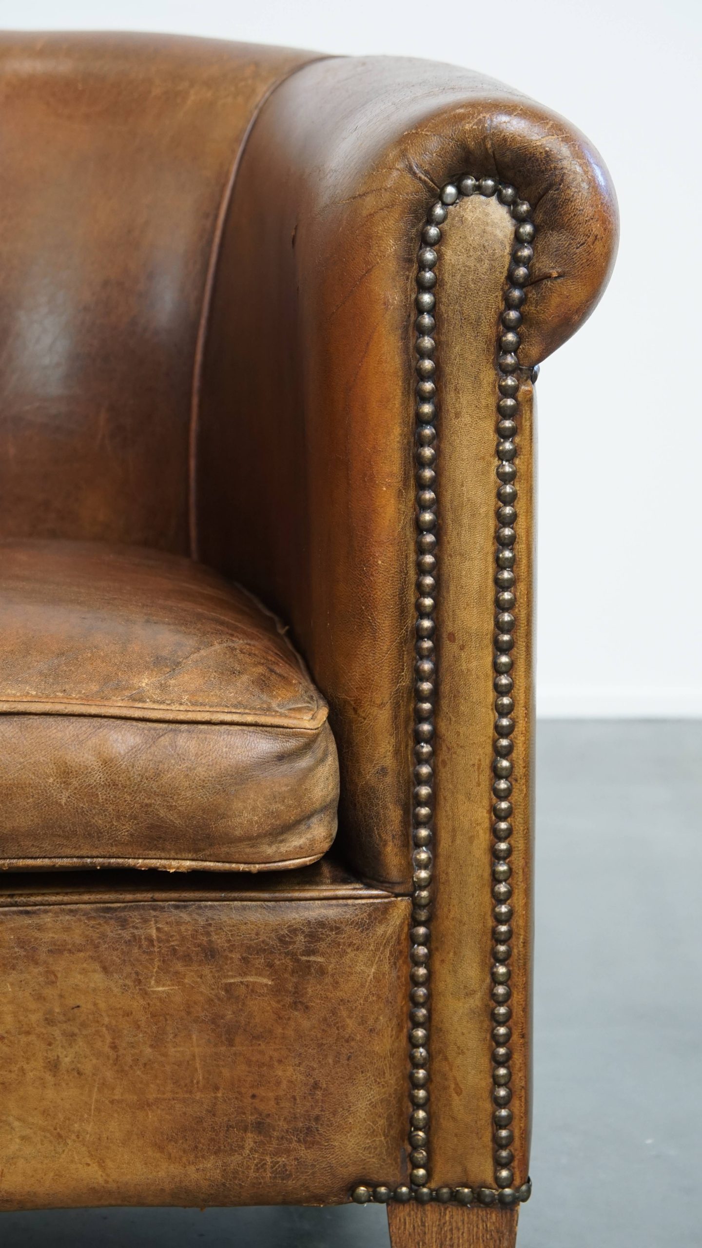 Karaktervolle Vintage Clubfauteuil Van Schapenleer Met Een Afwerking Met Siernagels image 9