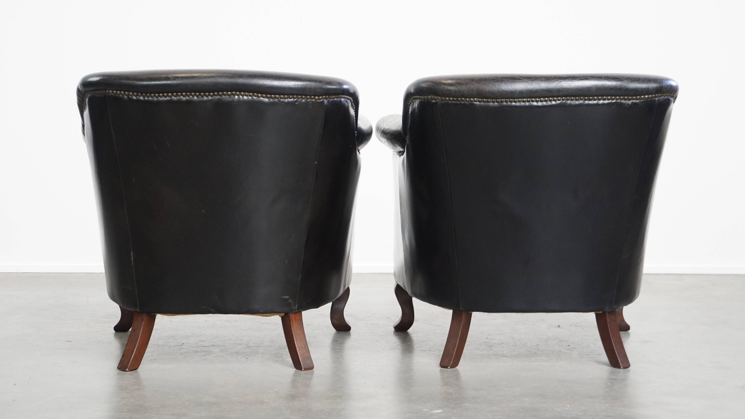 Leuke En Stoere Set Van 2 Zwarte, Generfde, Rundleren Armchairs Met Een Mooie Vormgeving image 4