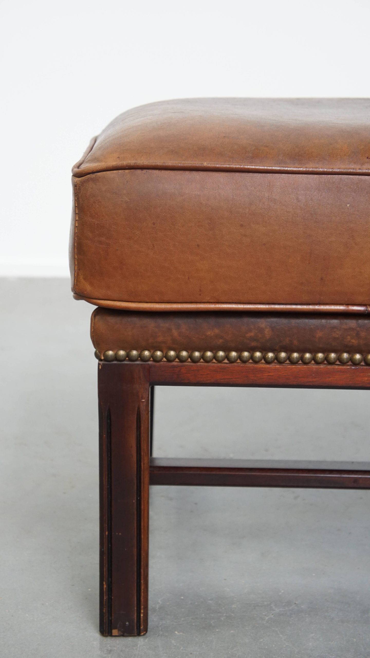 Hocker Gemaakt Van Schapenleer Met Een Houten Frame En Een Afwerking Met Siernagels image 8