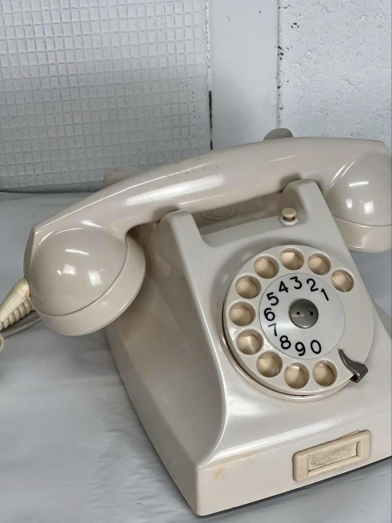 Bekijk Vintage Bakelieten Witte Telefoon Ericsson op Reliving 🤩