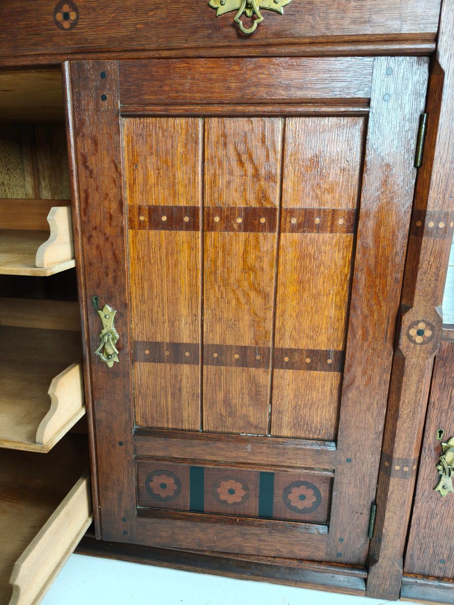 Zeldzaam 19e-eeuws Engels Arts & Crafts Eikenhouten Dressoir Van Pratt & Prince – Inlegwerk Met Zonnebloemmotie image 16