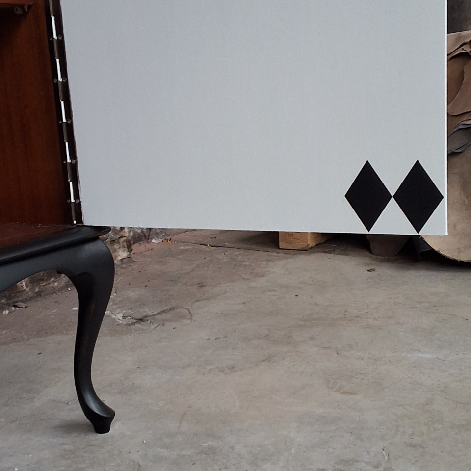 Servieskast Wandkast Vitrinekast Wit Met Zwarte Ruiten Vintage Gerestyled image 4