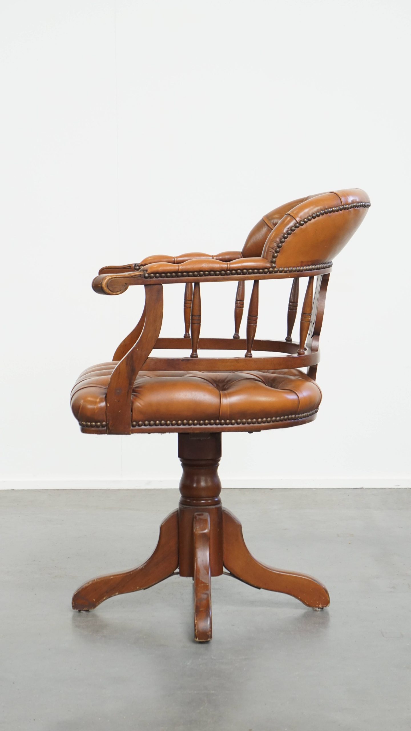 Klassieke Rundleren En Houten Chesterfield Bureaustoel In Engelse Stijl, Afgewerkt Met Siernagels image 6