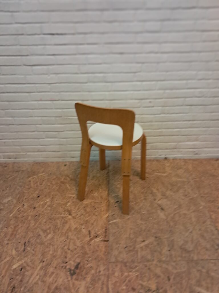 Aalvar Aalto Children Chair 65 image 4