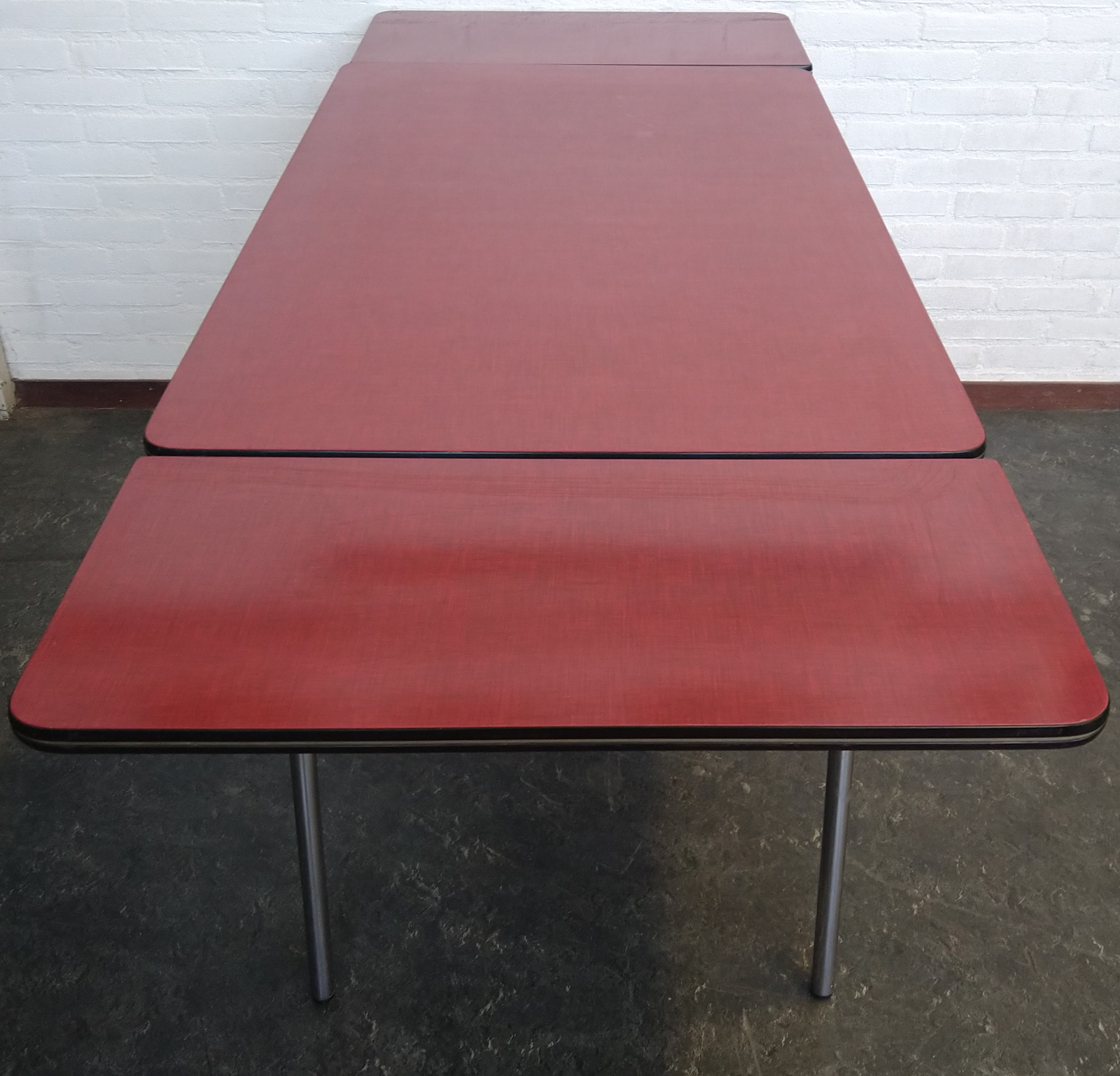 Uitschuifbare Tafelblad Met Besteklade Van Rood Formica image 11