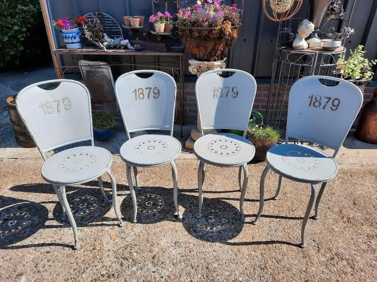 4 Metalen Stoelen Voor Zowel Binnen Als Buiten. image 2