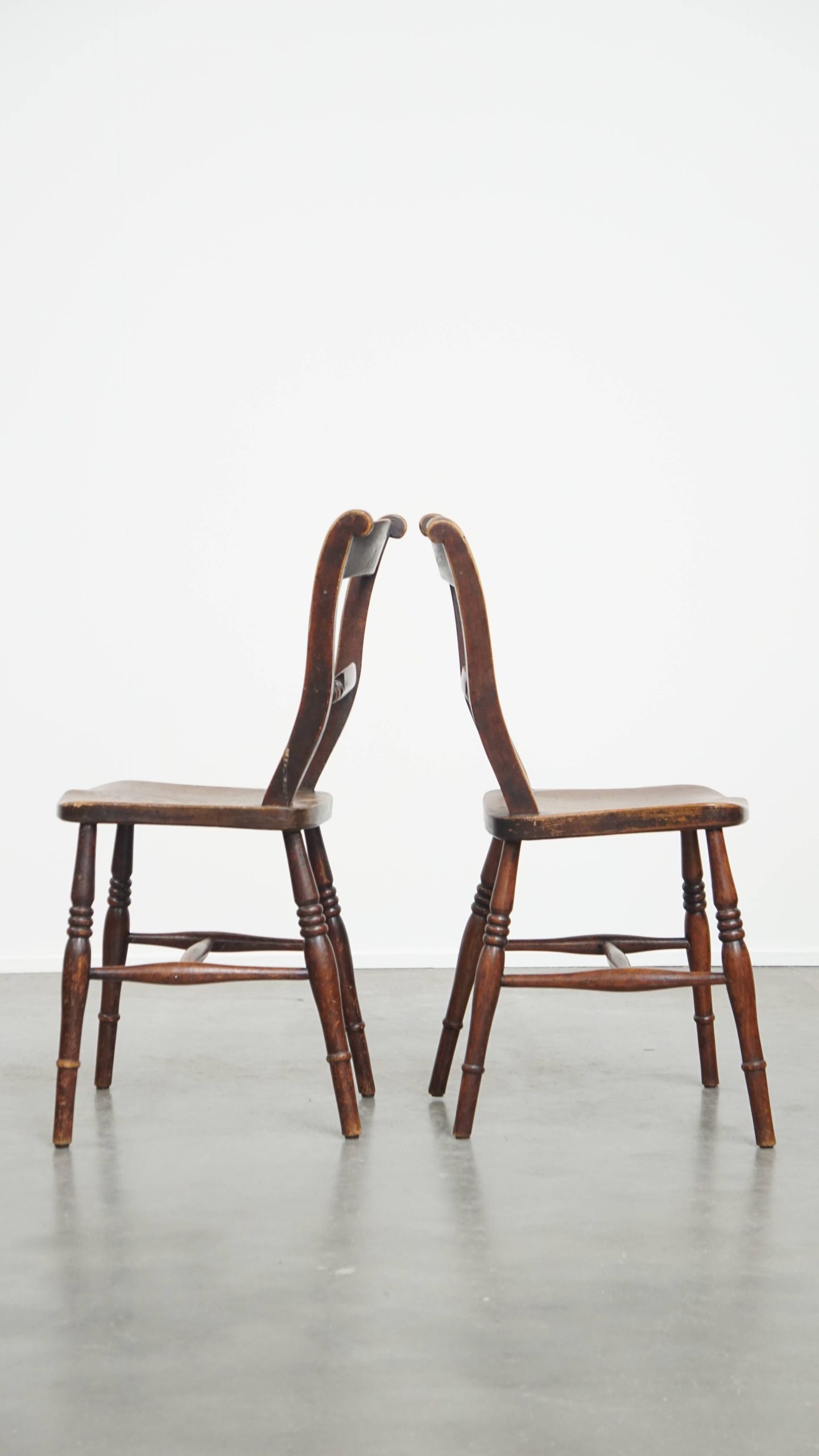 Elegante Set Van 2 Antieke Engelse Stoeltjes Met Mooi Houtwerk En Warme Kleuren image 5